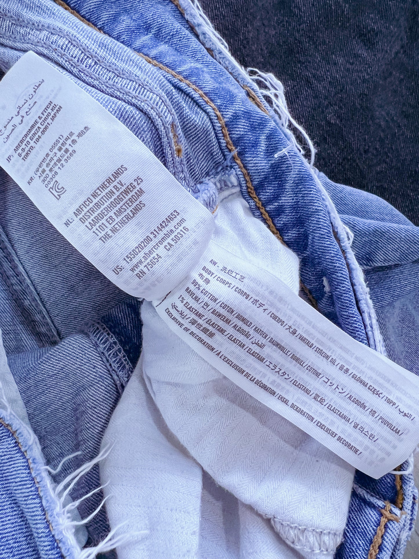 Abercrombie & Fitch "The Ankle Straight Ultra High Rise" in Medium Wash (Size 27)