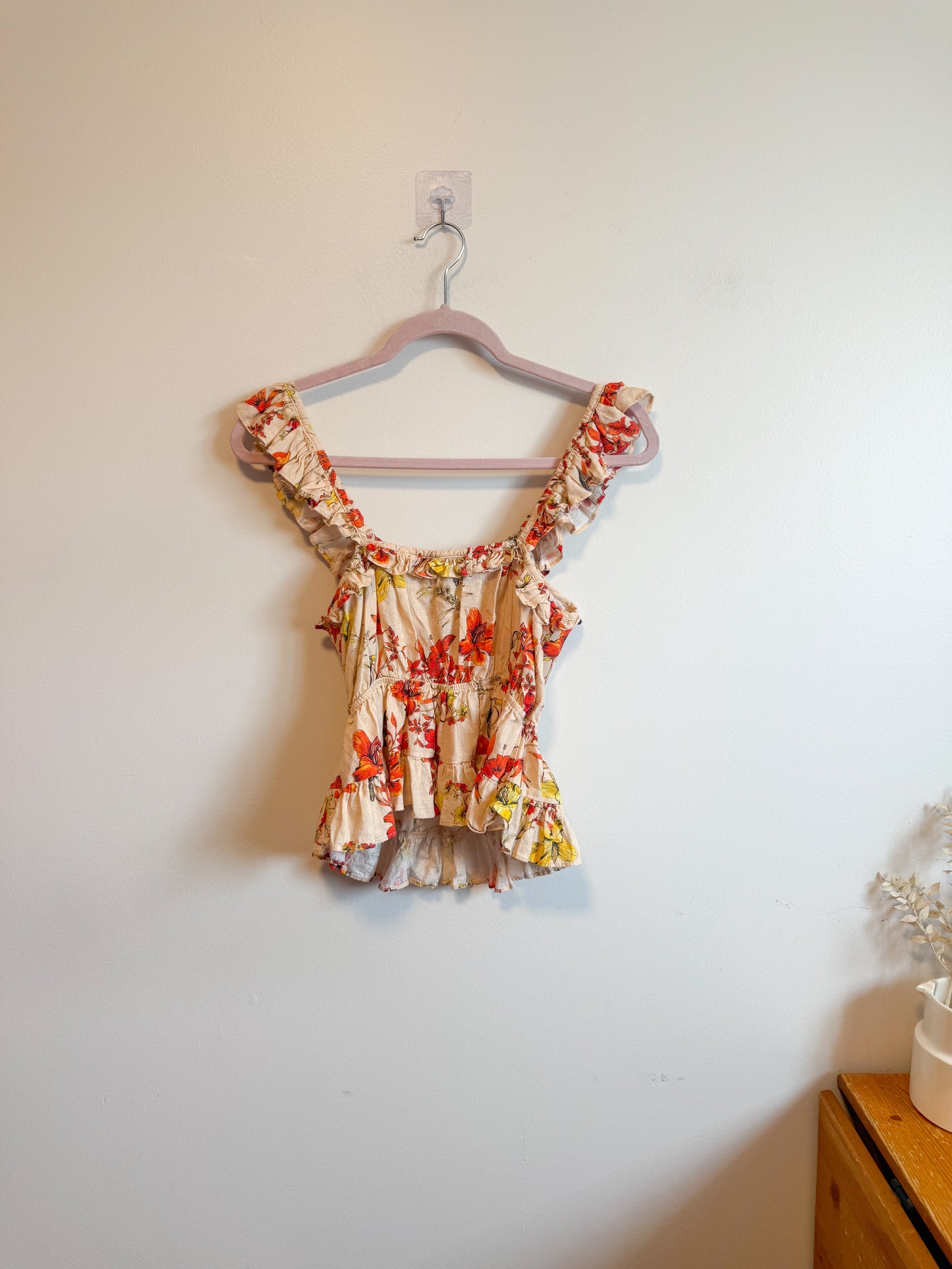 dRA Los Angeles Linen Ruffled Tank in Floral/Tucan Print (Size S)