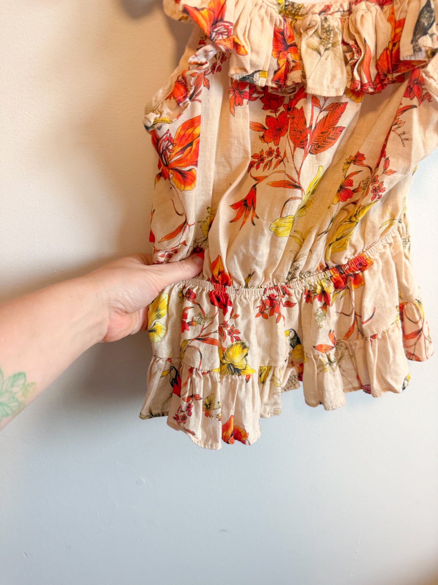dRA Los Angeles Linen Ruffled Tank in Floral/Tucan Print (Size S)