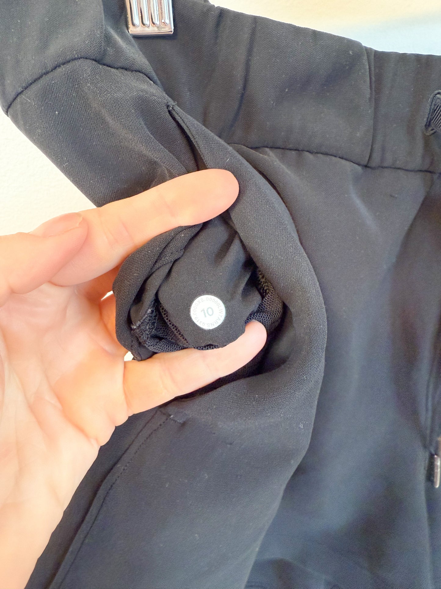 Lululemon "On The Fly Short in Black" (Size 10)