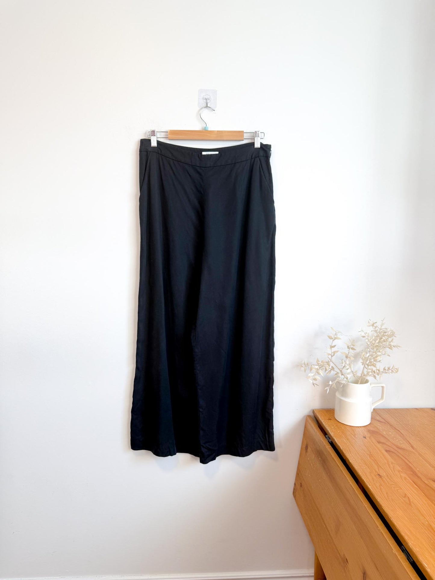 VETTA Sustainable Wide Leg Cropped Trousers in Black (Size 12)