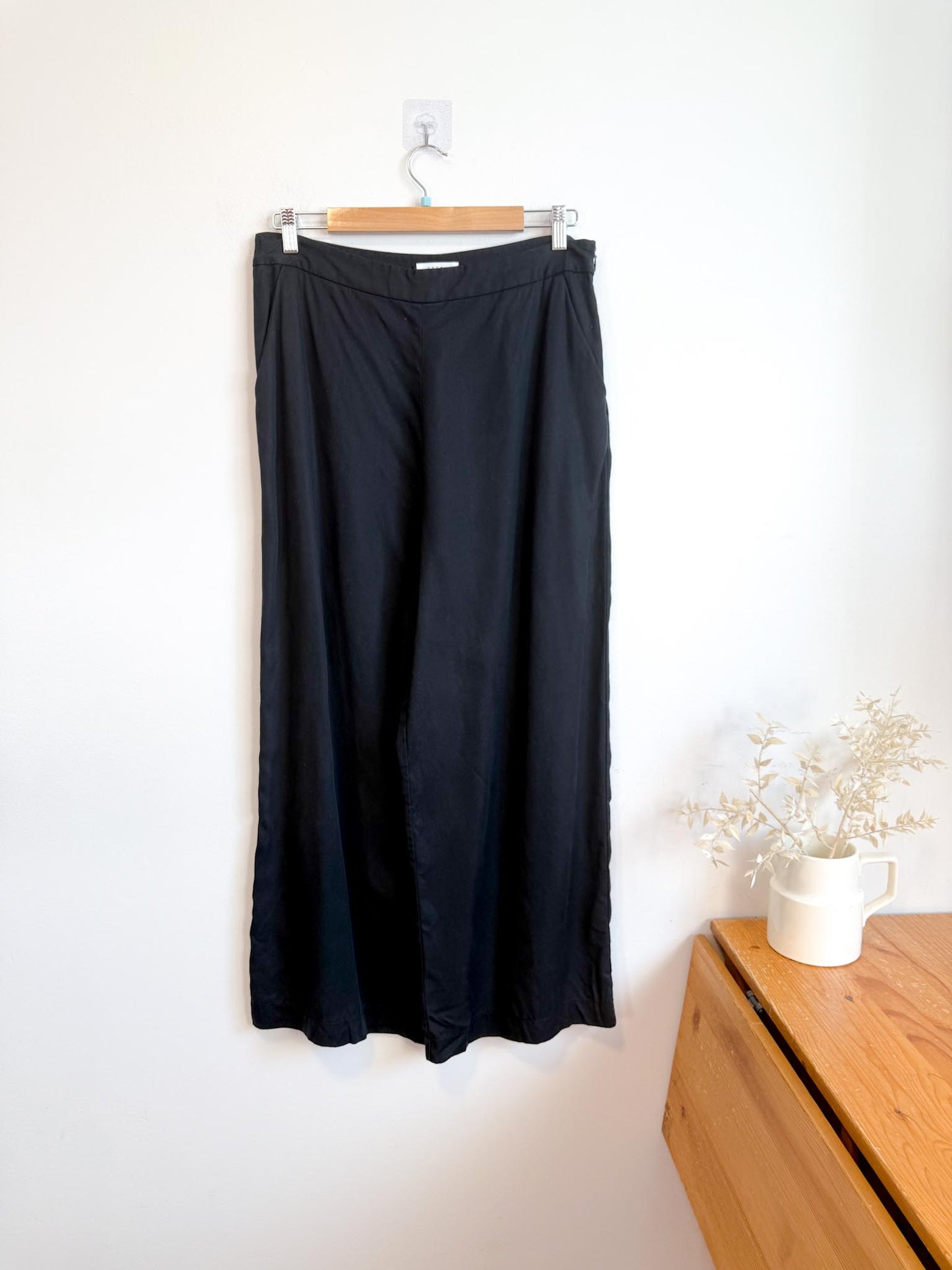 VETTA Sustainable Wide Leg Cropped Trousers in Black (Size 12)