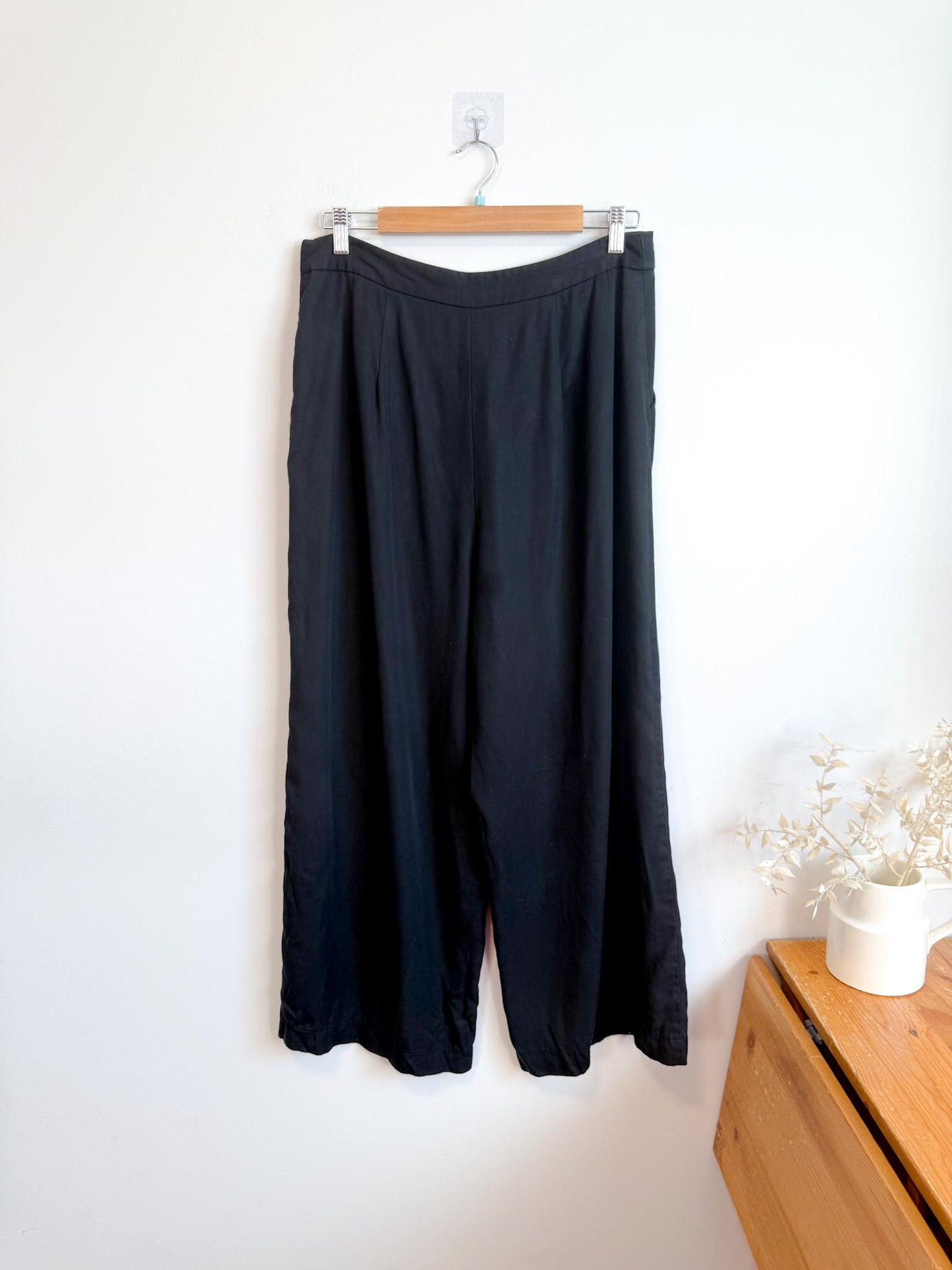VETTA Sustainable Wide Leg Cropped Trousers in Black (Size 12)