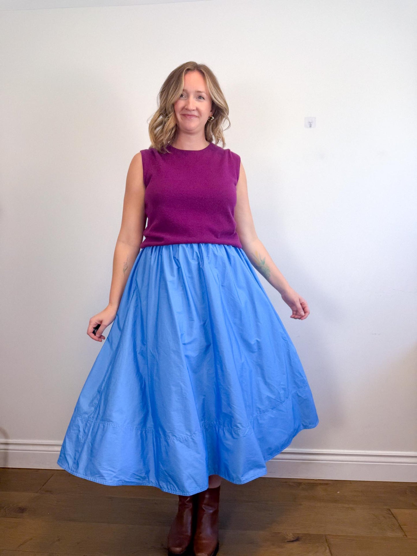 Banana Republic Full Midi Skirt in Blue (Size M/L)