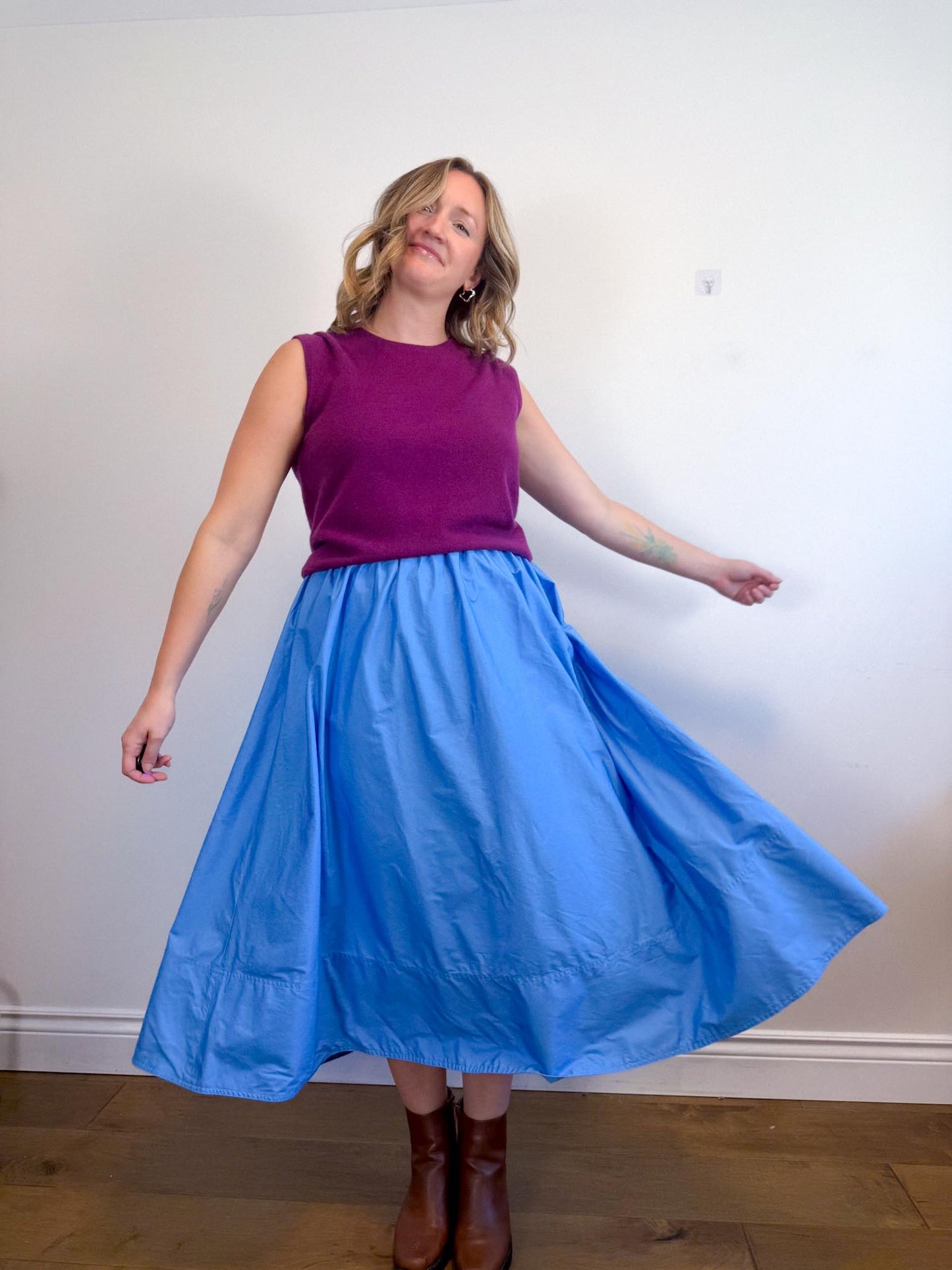 Banana Republic Full Midi Skirt in Blue (Size M/L)