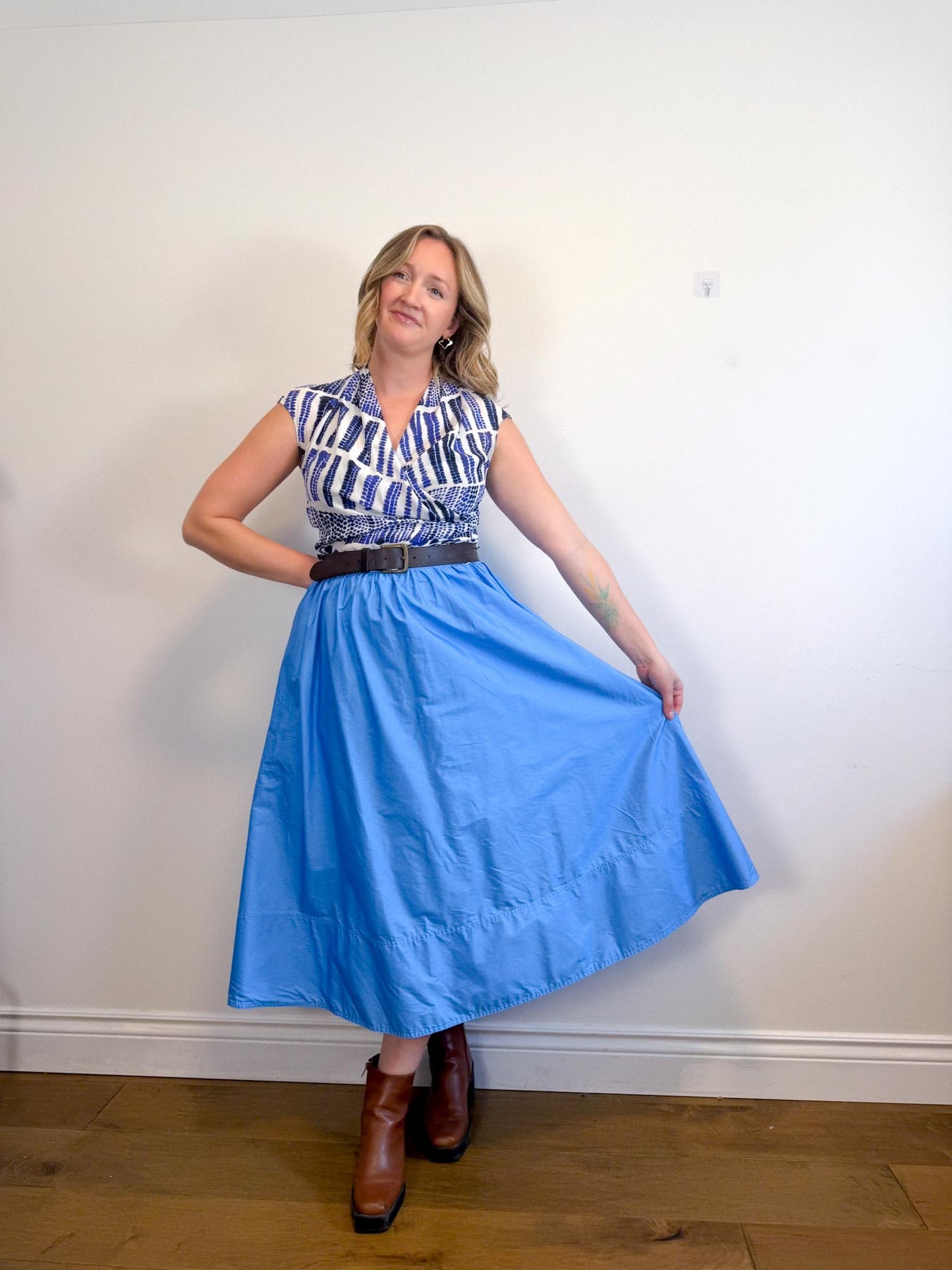 Banana Republic Full Midi Skirt in Blue (Size M/L)
