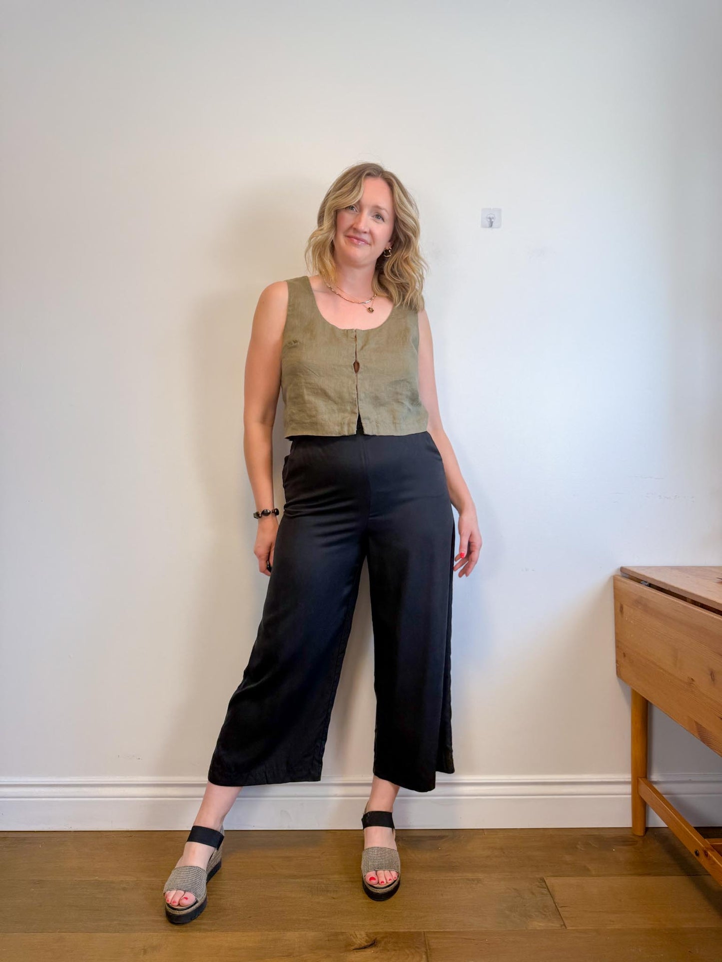 VETTA Sustainable Wide Leg Cropped Trousers in Black (Size 12)