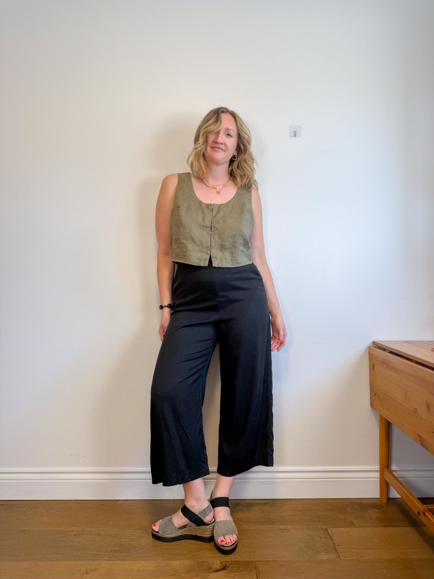 VETTA Sustainable Wide Leg Cropped Trousers in Black (Size 12)