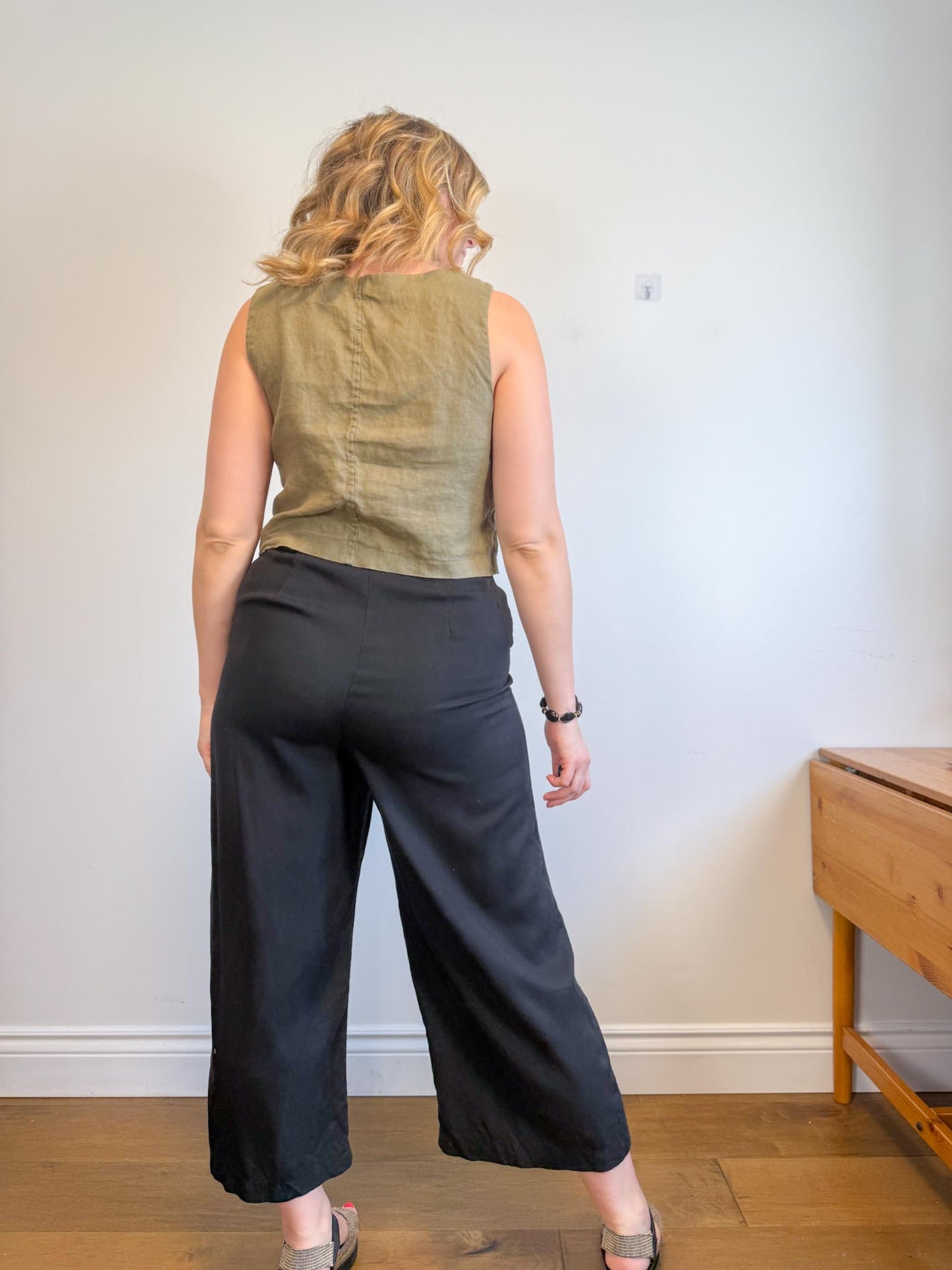 VETTA Sustainable Wide Leg Cropped Trousers in Black (Size 12)