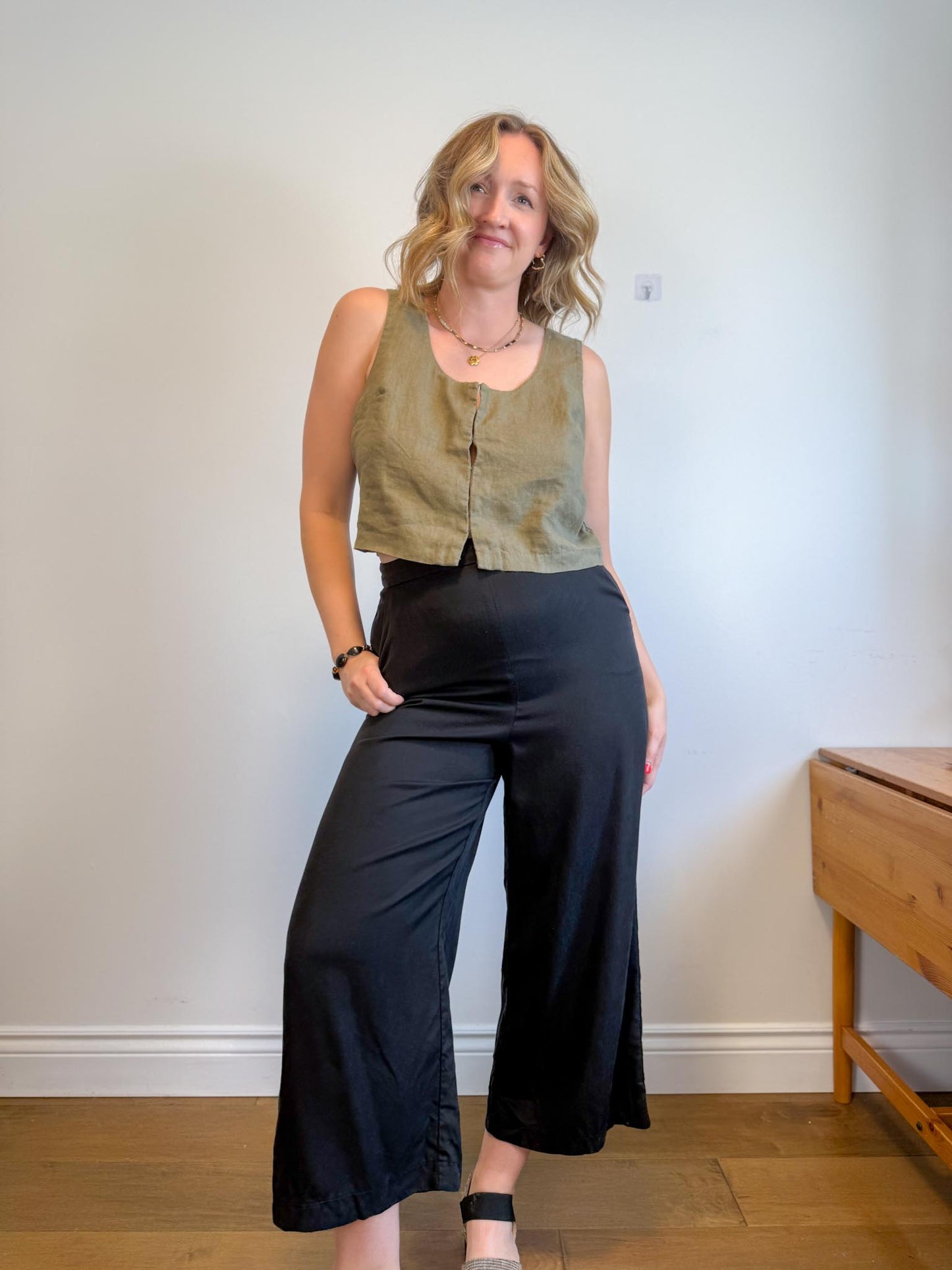 VETTA Sustainable Wide Leg Cropped Trousers in Black (Size 12)