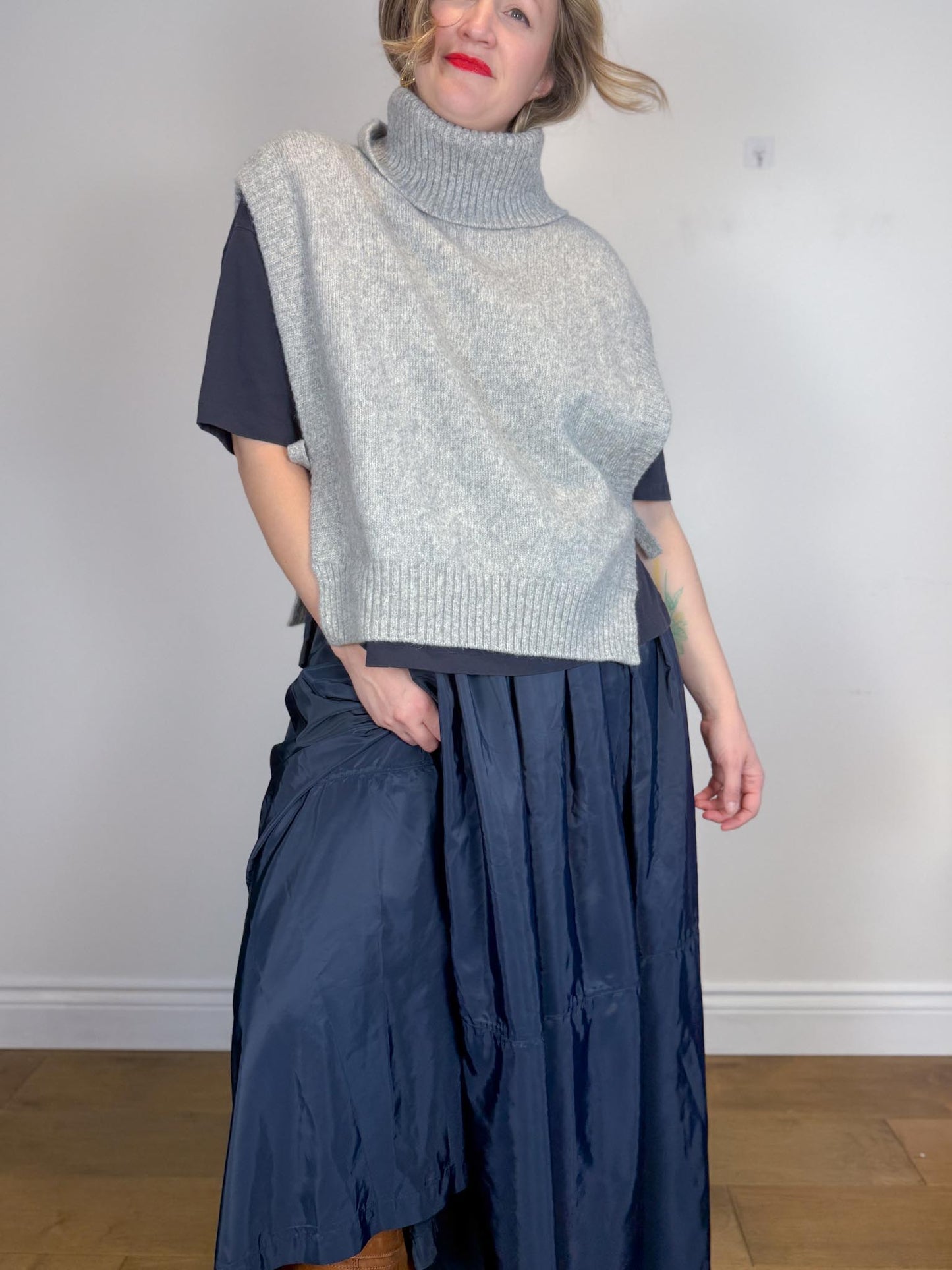 WITCHERY Turtleneck Sweater Vest in Grey (Size L)