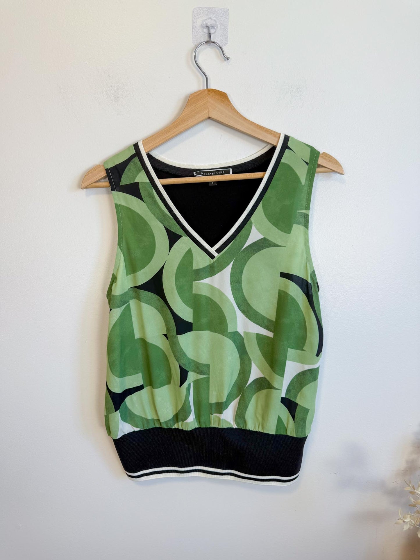Melanie Lyne Sleeveless Top in Green/Black Print (Size S)