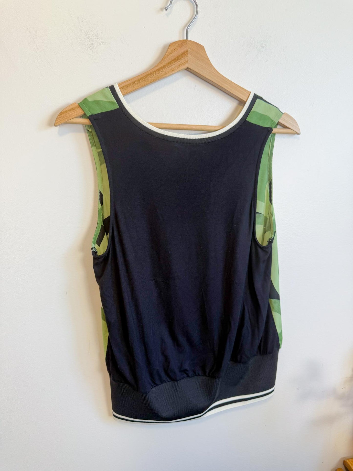 Melanie Lyne Sleeveless Top in Green/Black Print (Size S)