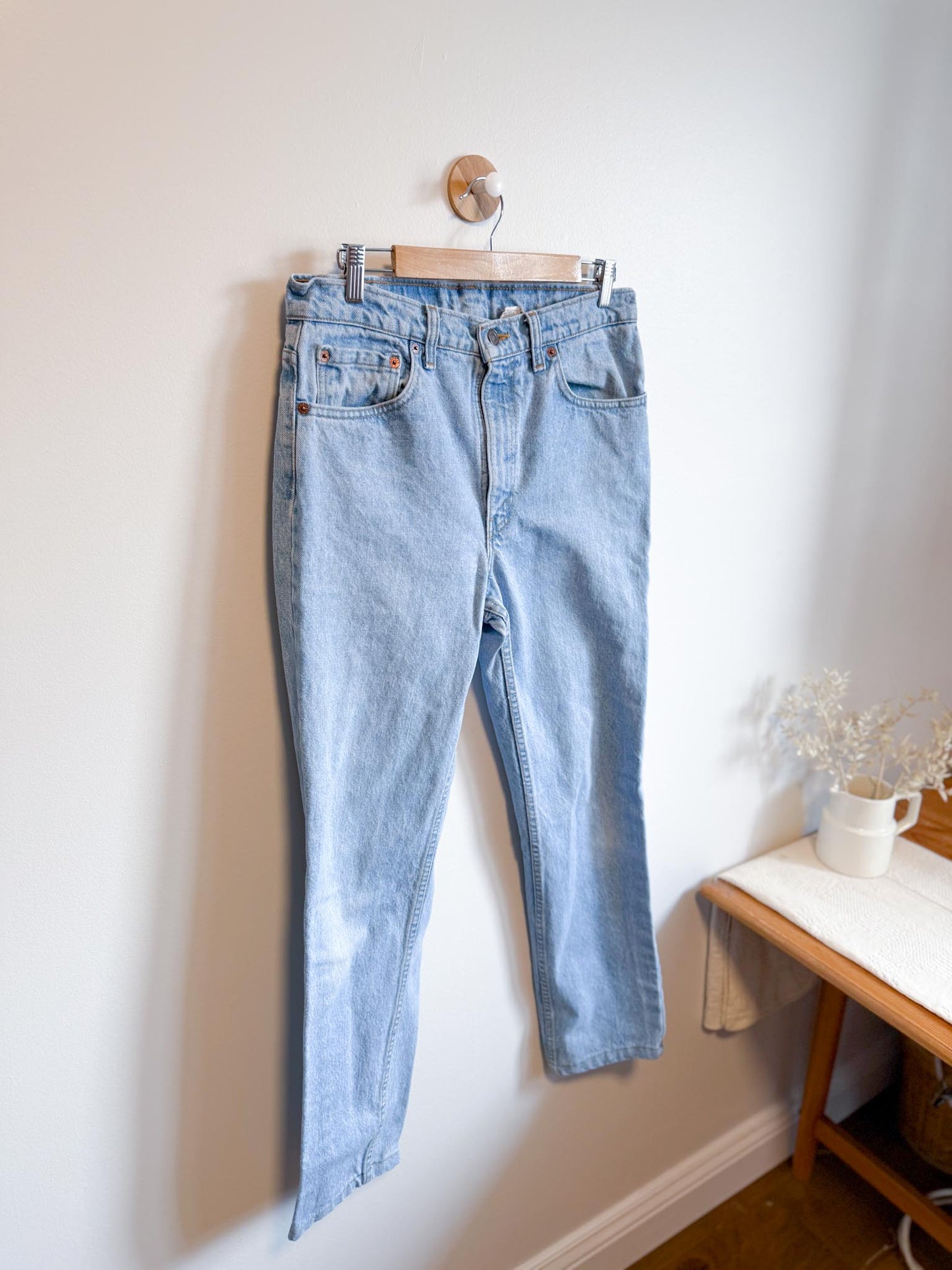 Levi’s 512 Slim Fit Tapered Leg Jeans in Light Wash (Size 30)