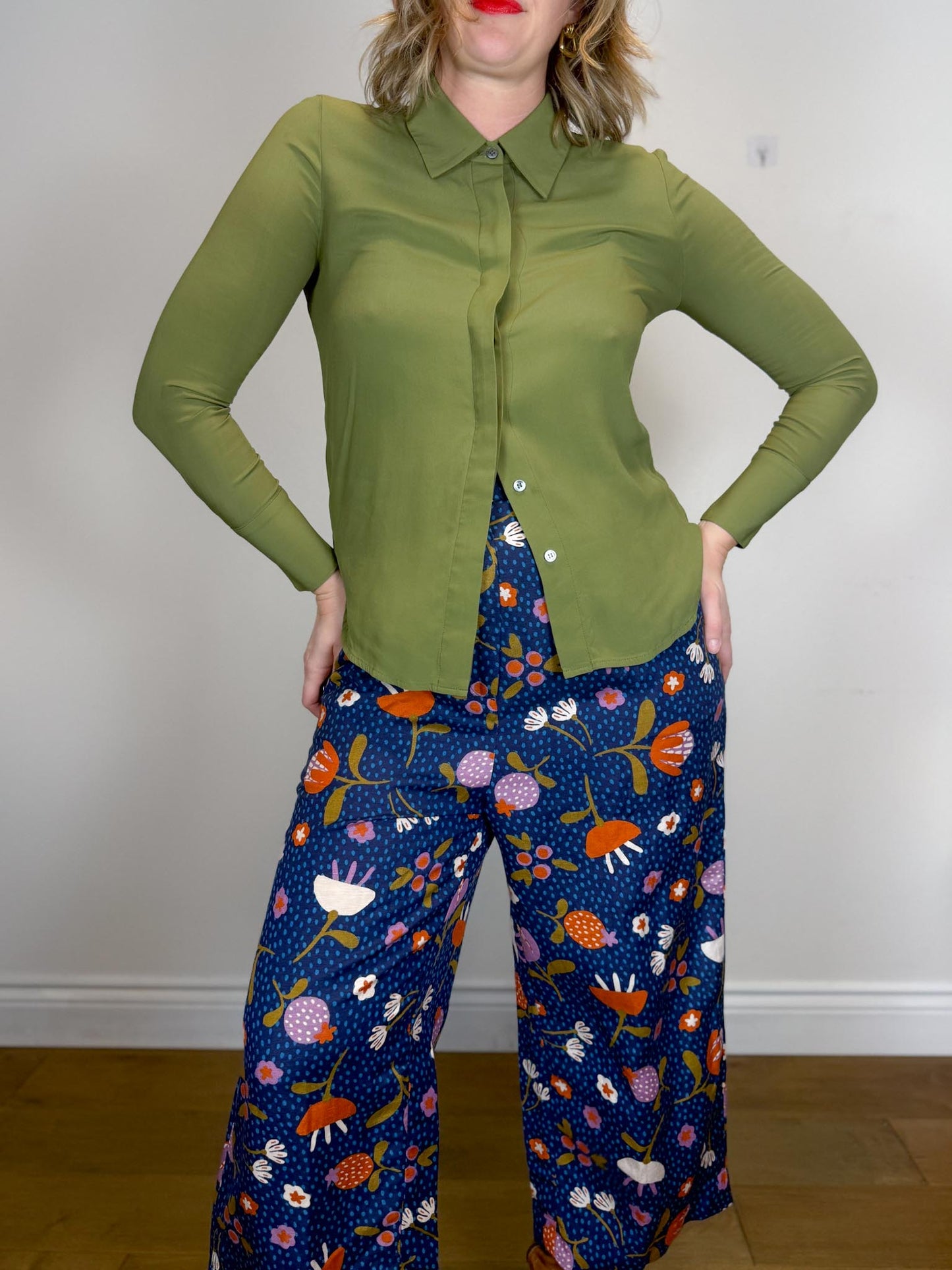 Numi Canadian "The Simone Button-Up Silk Blouse in Green" (Size M)