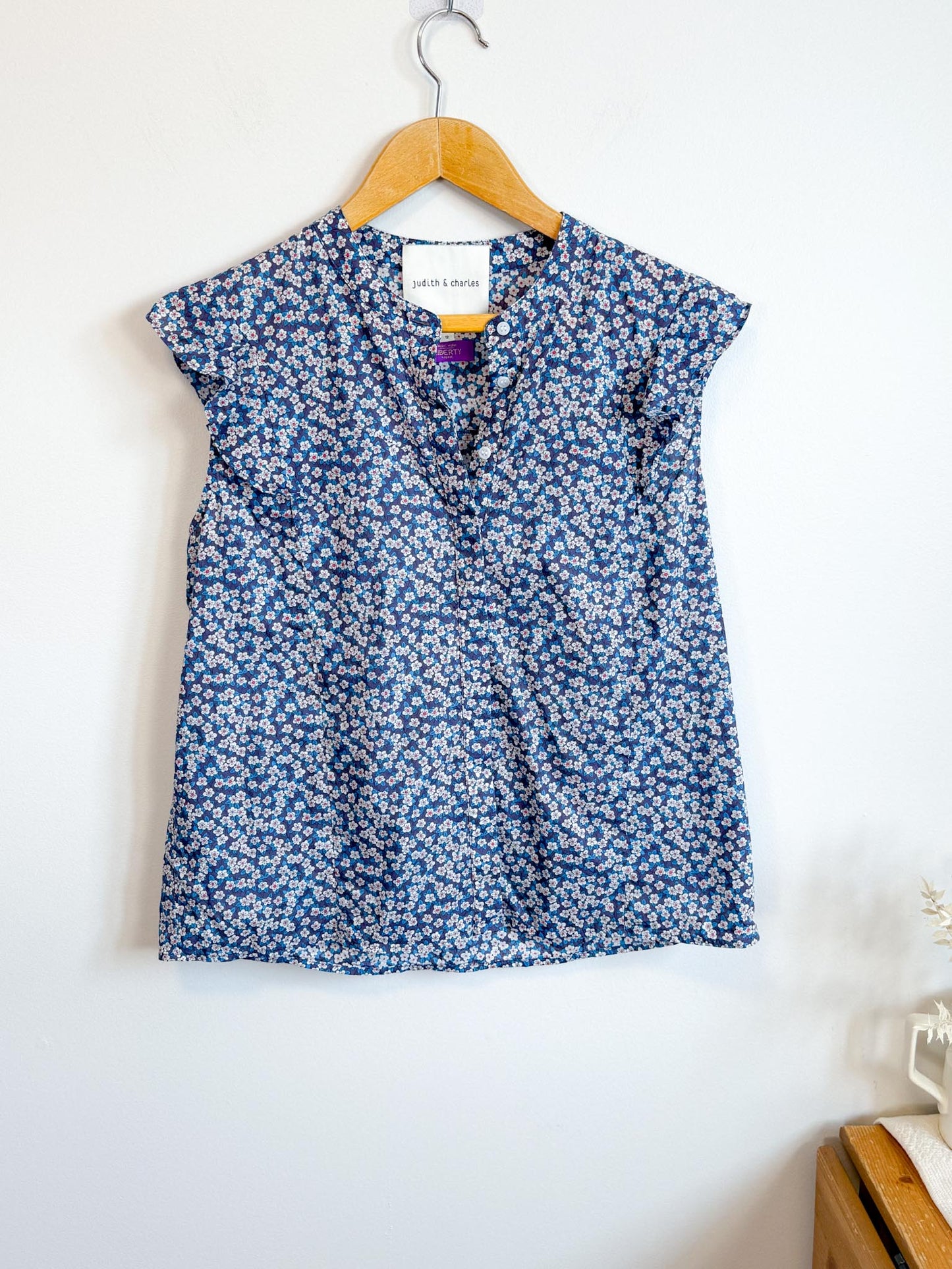Judith & Charles Floral Sleeveless Ruffle Blouse (Size 12)