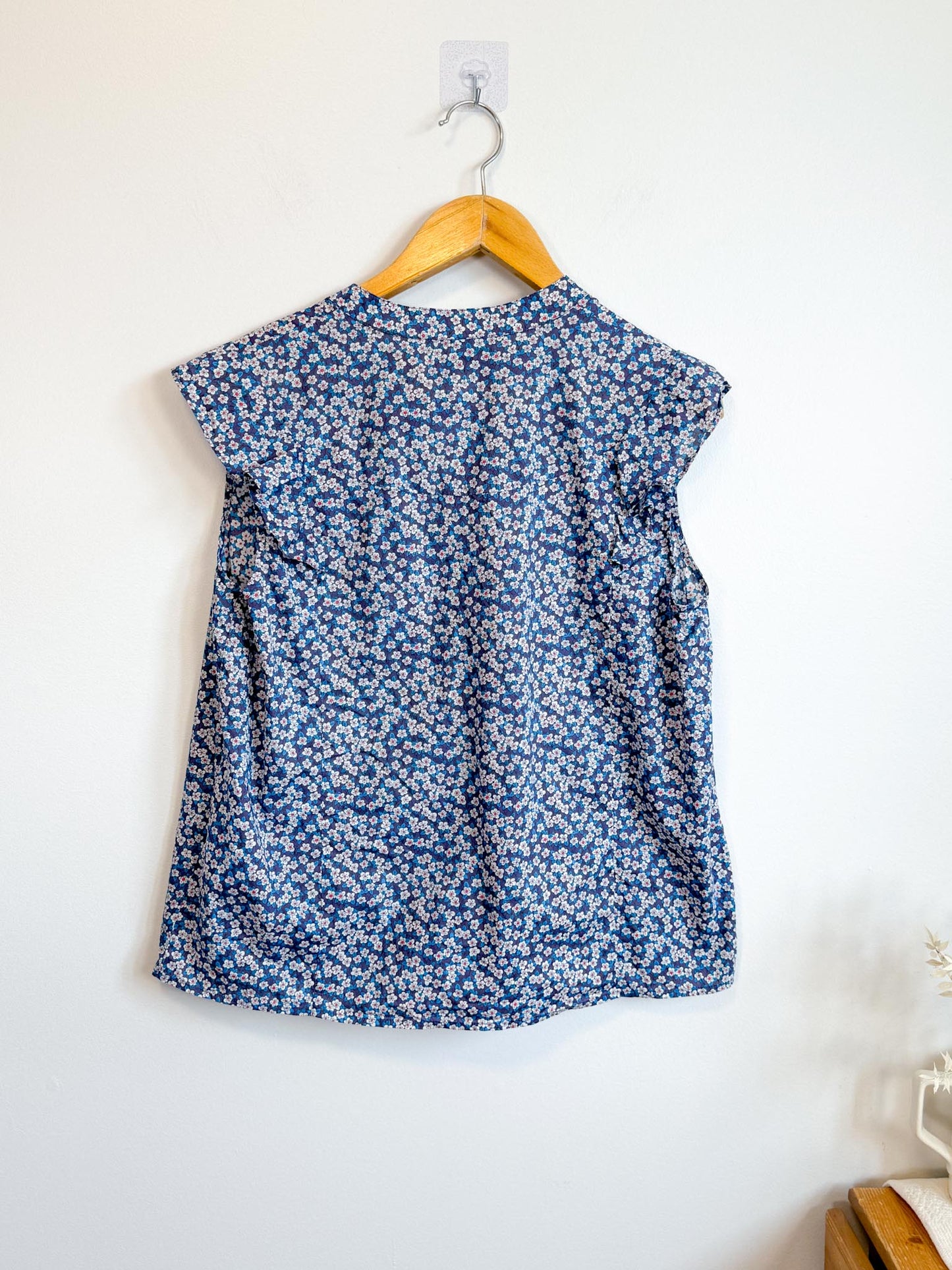 Judith & Charles Floral Sleeveless Ruffle Blouse (Size 12)