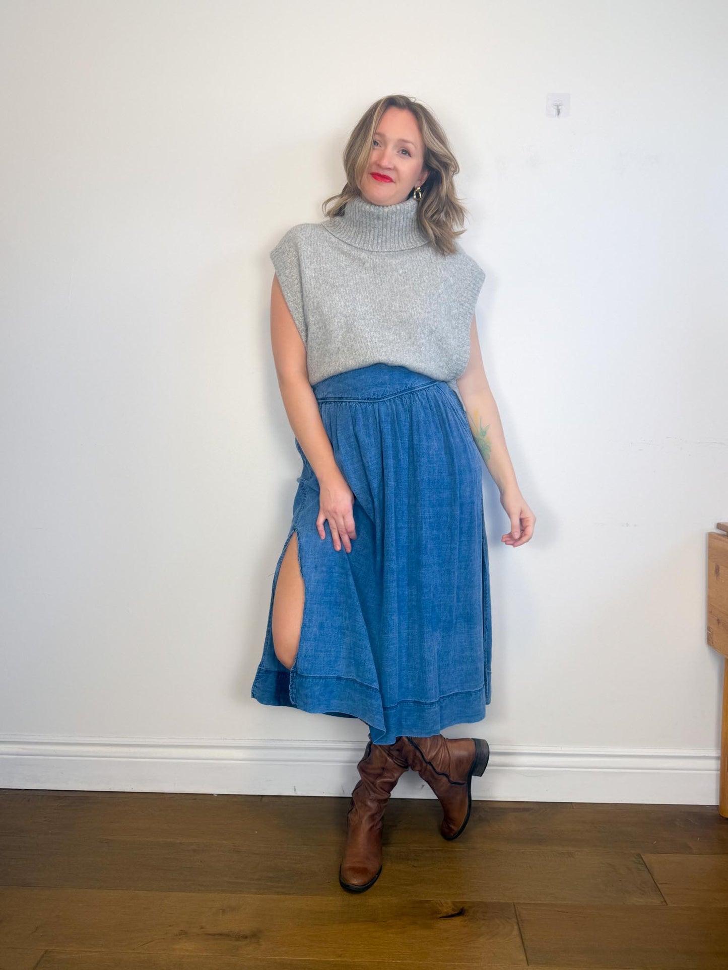 Wilfred "Gabrielle Linen Midi Skirt in Blue" (Size L)