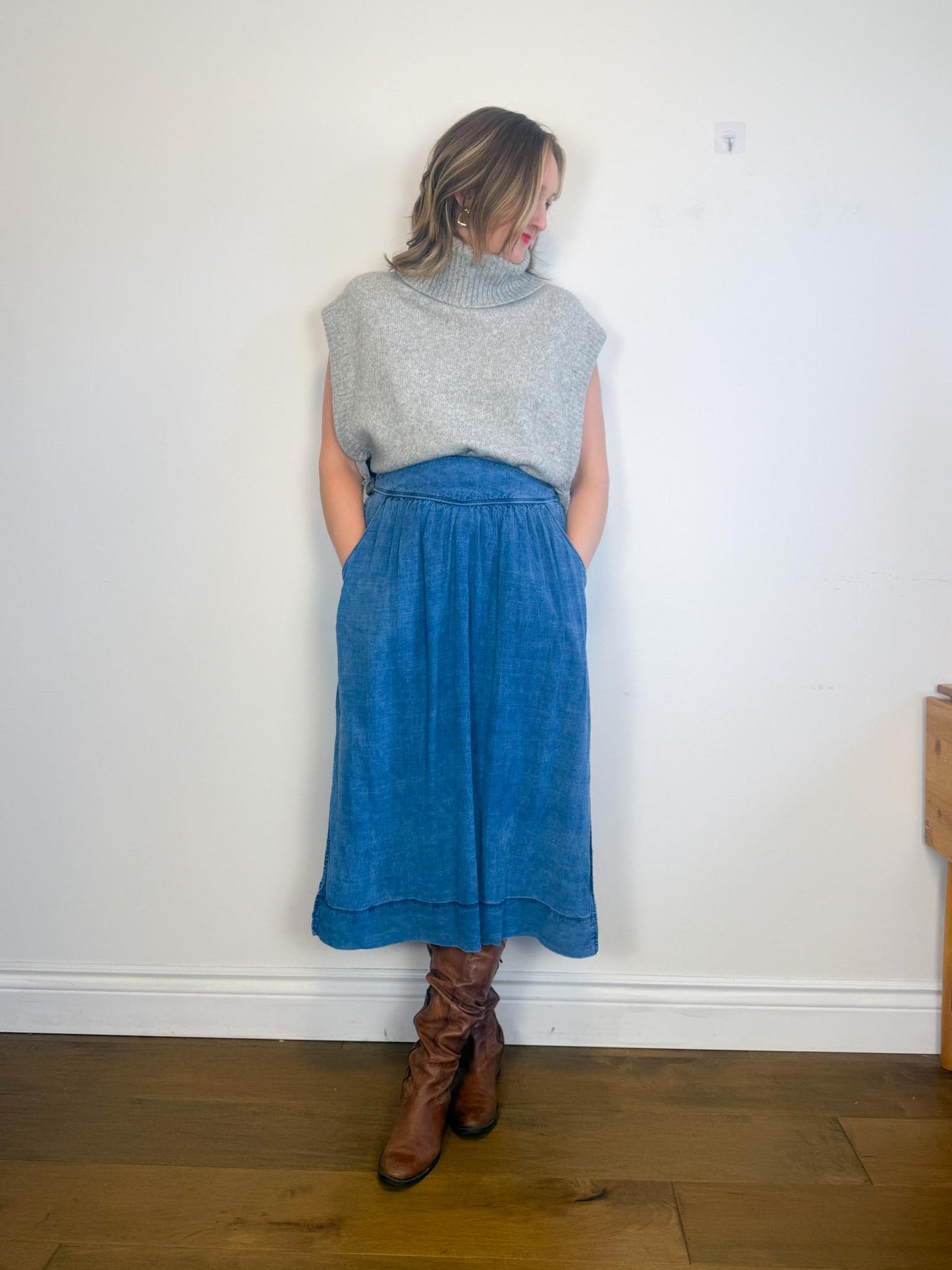 Wilfred "Gabrielle Linen Midi Skirt in Blue" (Size L)