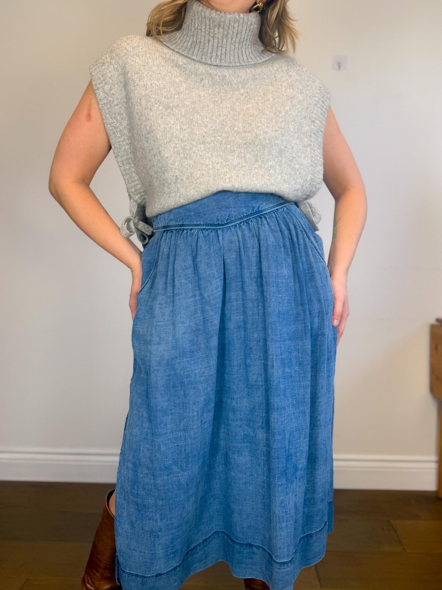 Wilfred "Gabrielle Linen Midi Skirt in Blue" (Size L)