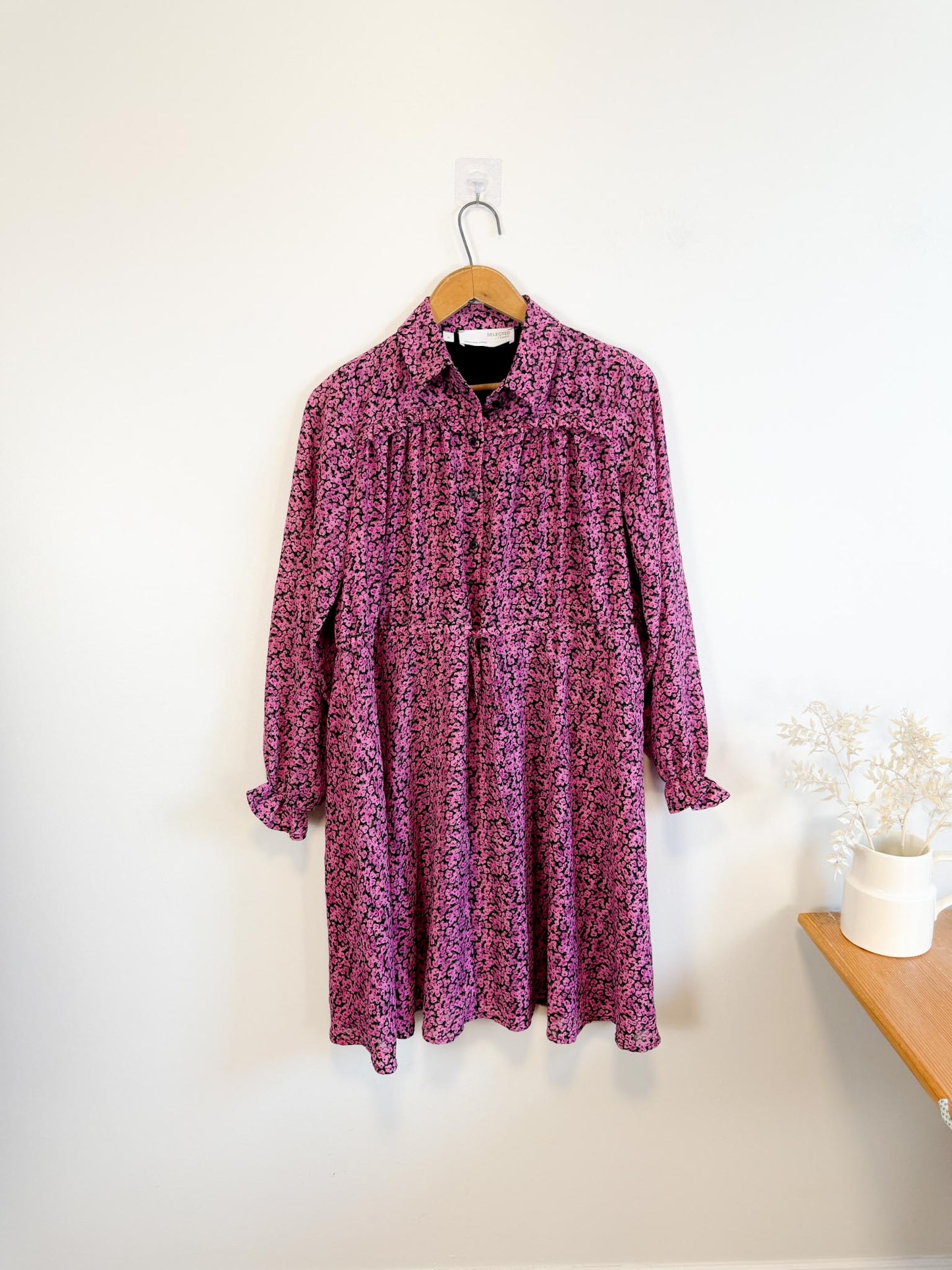 SELECTED FEMME "Curve Shirt Dress in Pink Floral" (Size M/L)