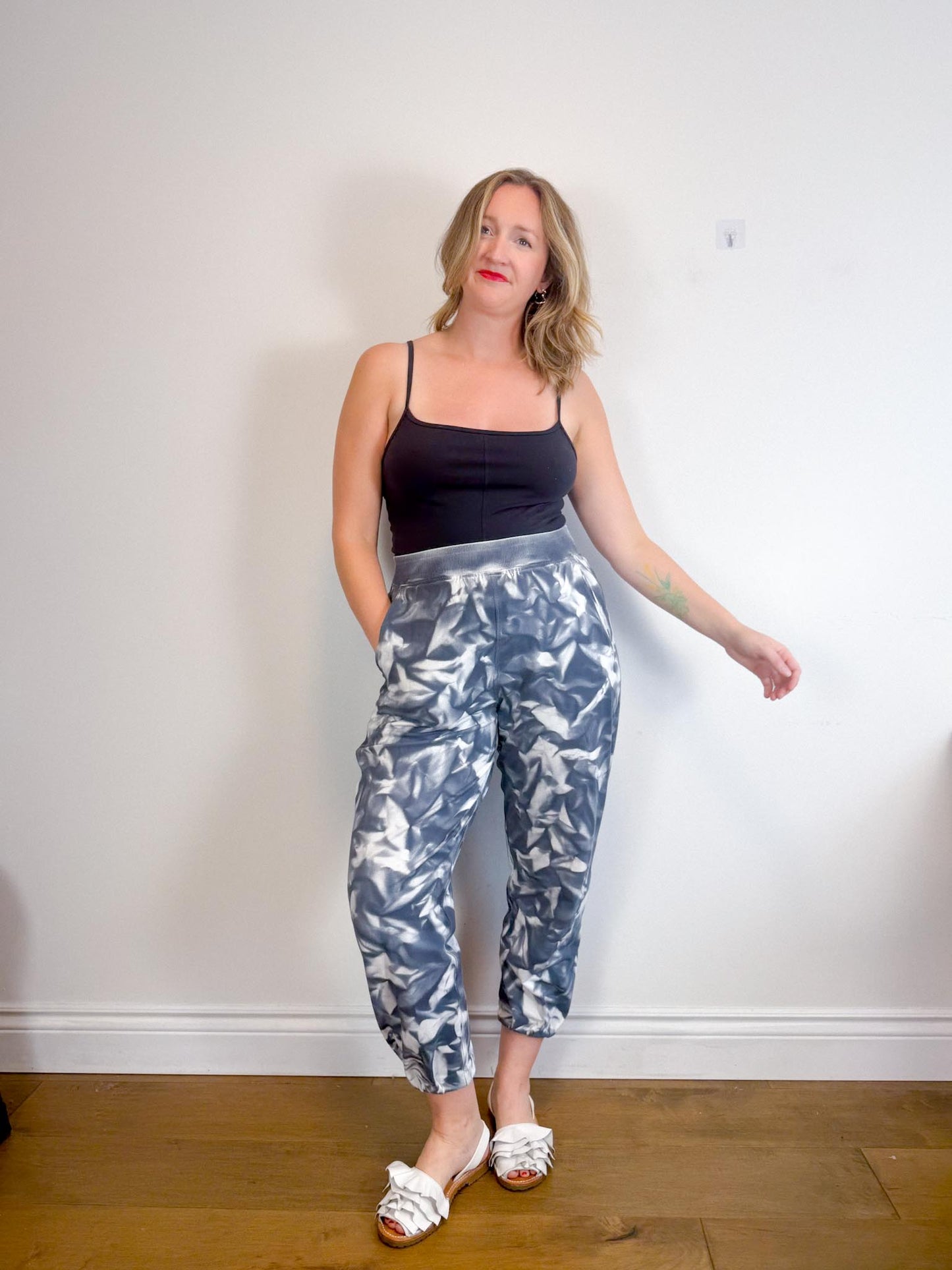 Lululemon "LA Tapered Leg Jogger in Tye Dye" (Size L)