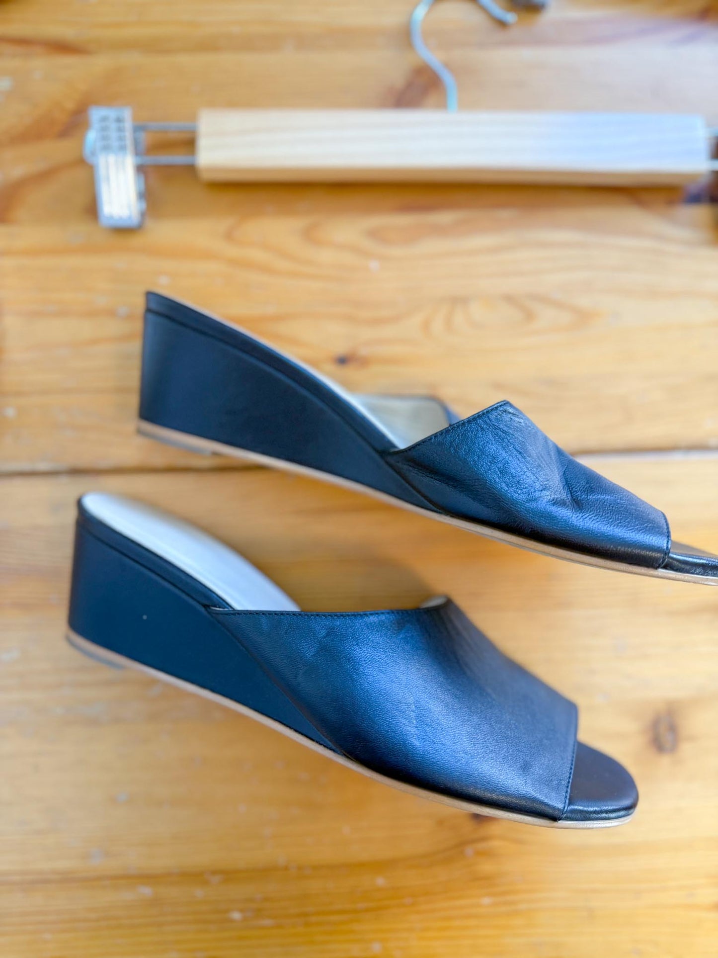Everlane "The Wedge Leather Mule Sandals in Black" (Size 8)