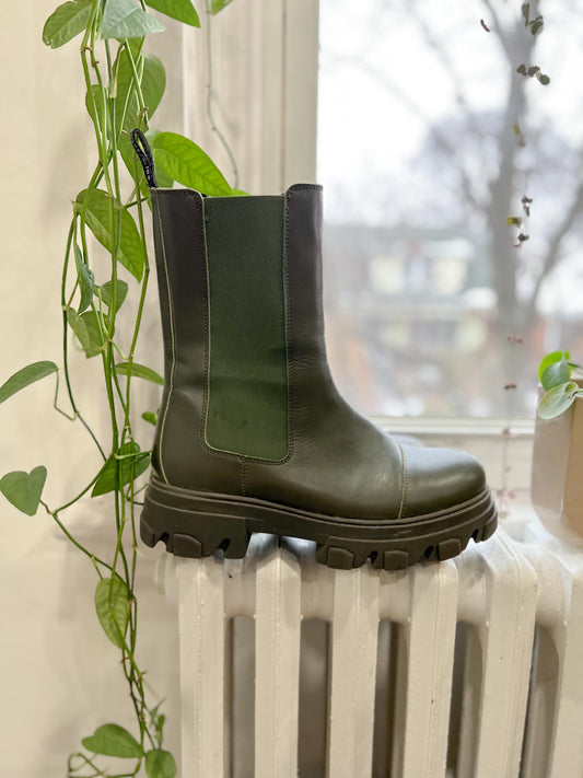 Last Studio "Angie Chelsea Boots in Green" (Size 41)