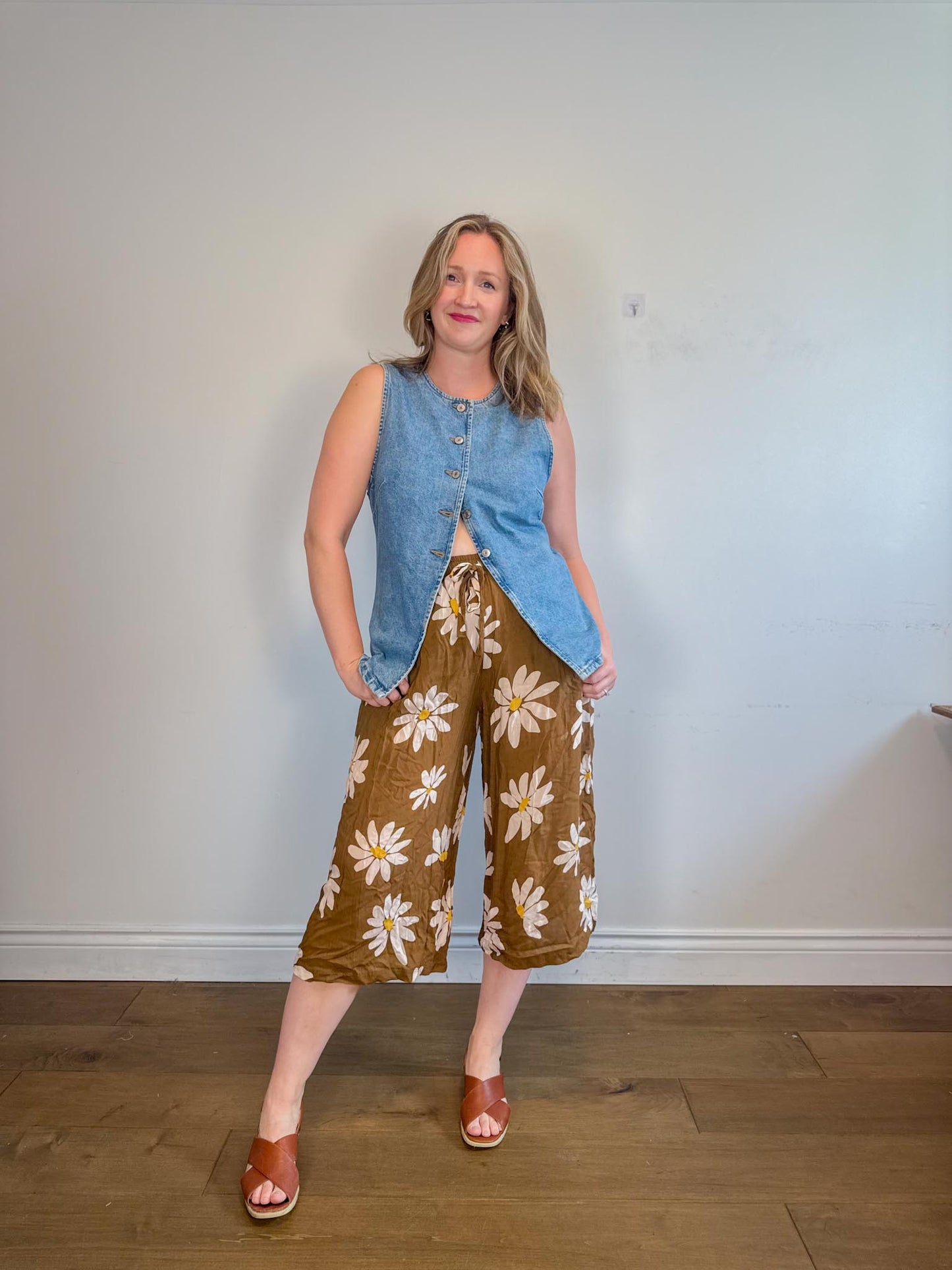 Onderbroeks Slow Fashion Cropped Rayon Pants in Daisy Print (Size L)