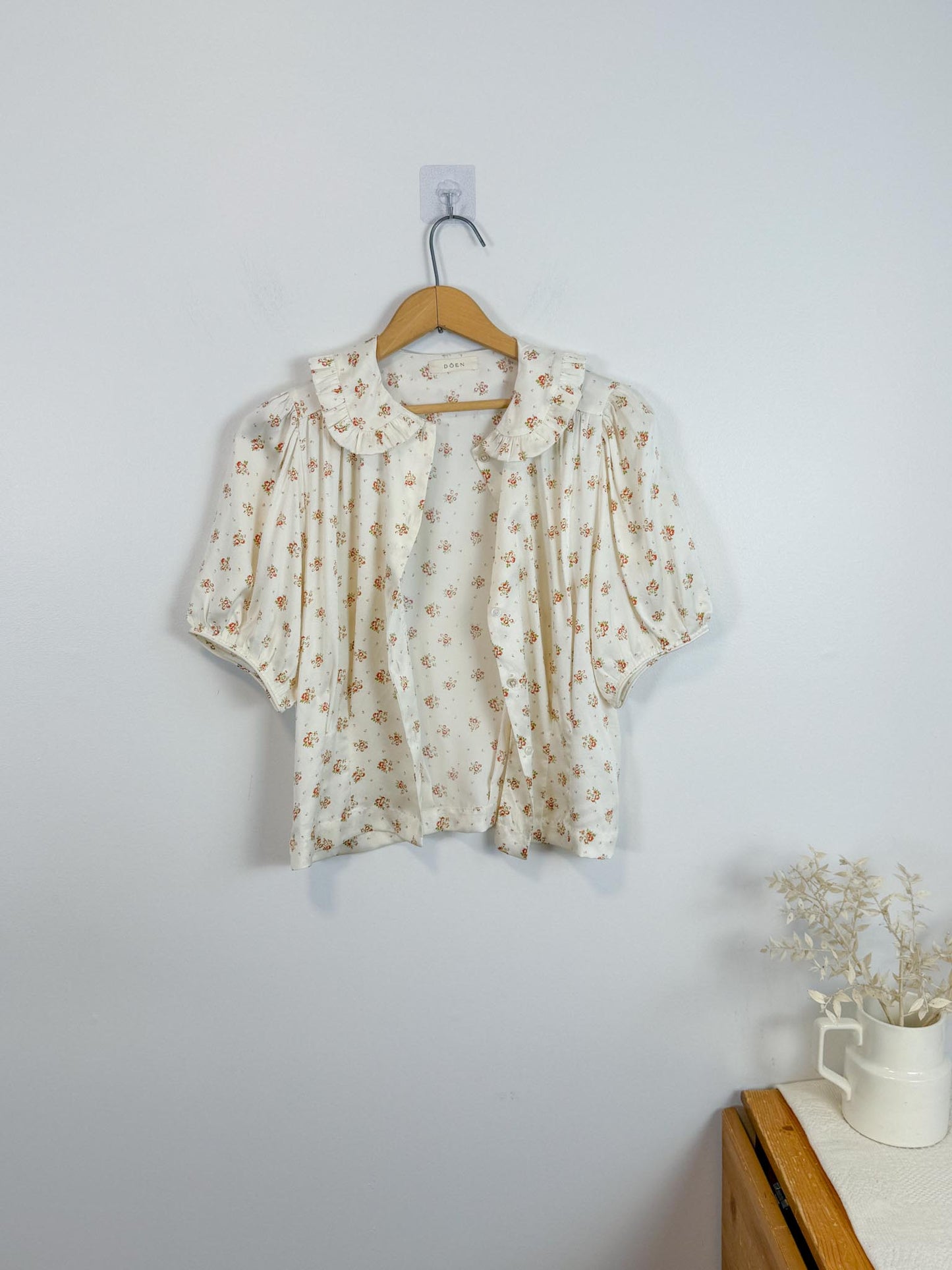 DOEN "Bel Ruffled Silk-charmeuse Blouse in Floral" (Size S)