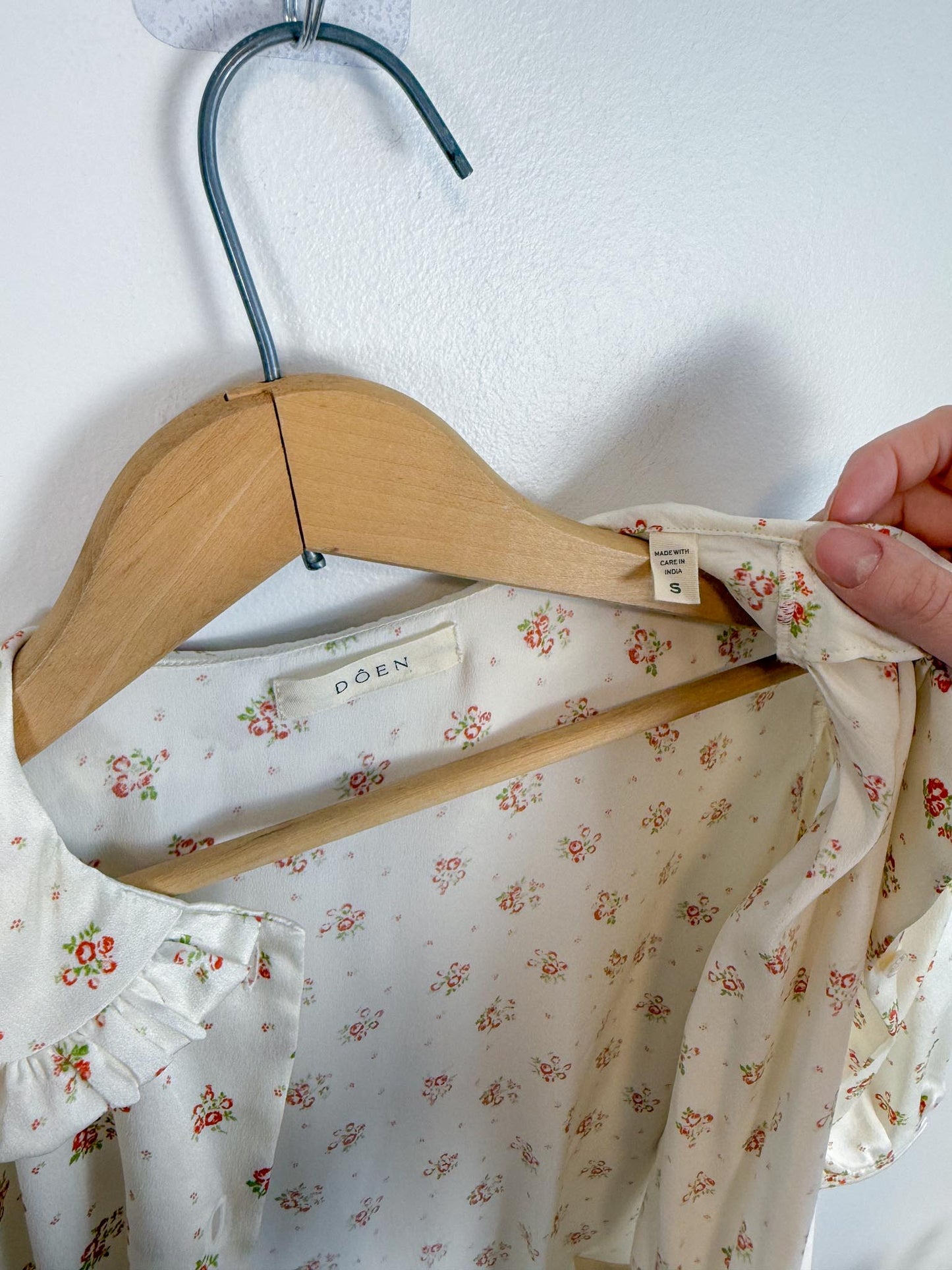 DOEN "Bel Ruffled Silk-charmeuse Blouse in Floral" (Size S)