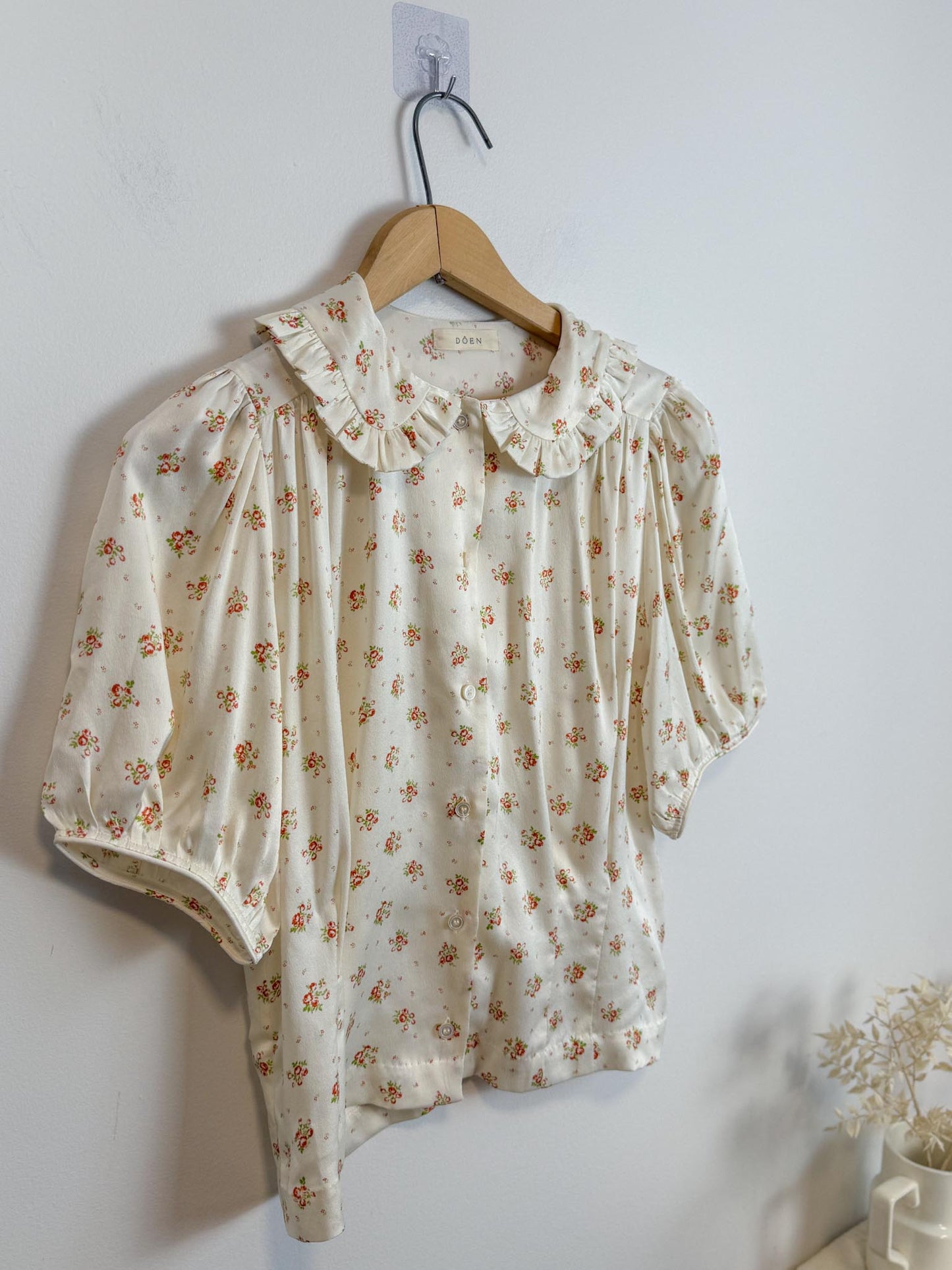 DOEN "Bel Ruffled Silk-charmeuse Blouse in Floral" (Size S)