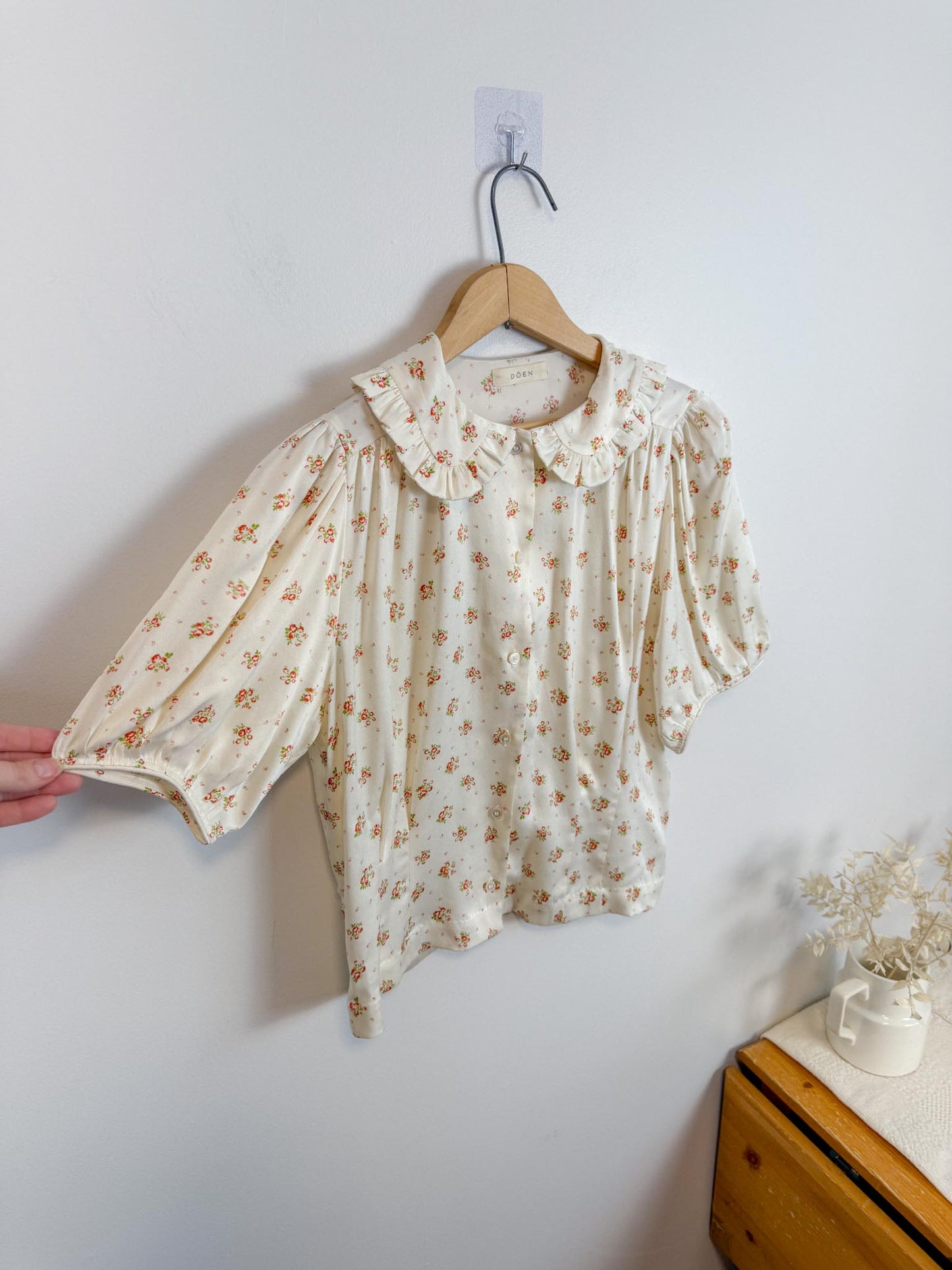 DOEN "Bel Ruffled Silk-charmeuse Blouse in Floral" (Size S)