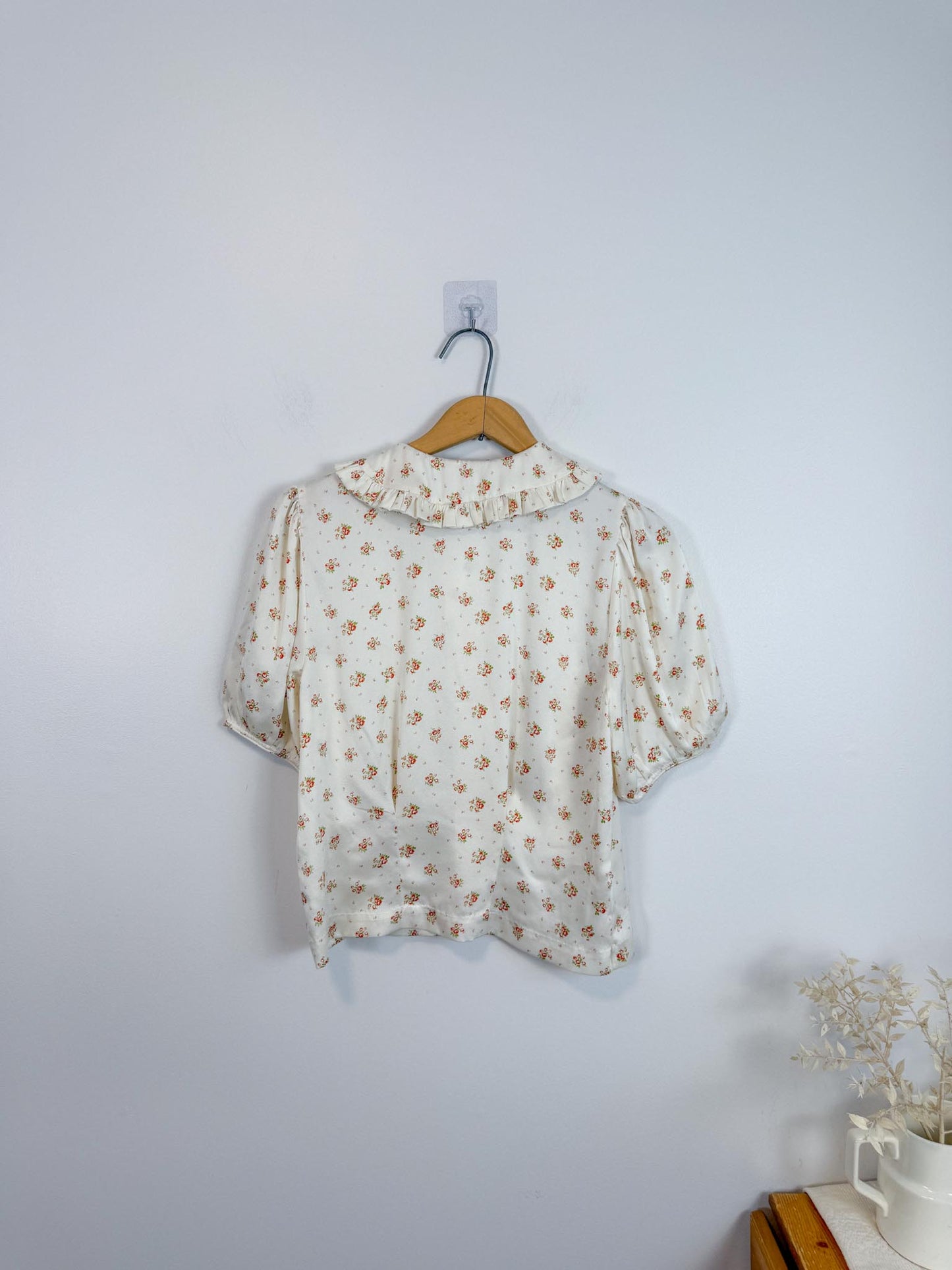 DOEN "Bel Ruffled Silk-charmeuse Blouse in Floral" (Size S)