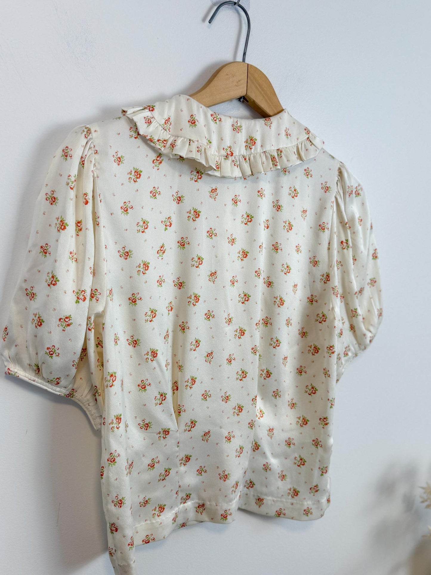 DOEN "Bel Ruffled Silk-charmeuse Blouse in Floral" (Size S)