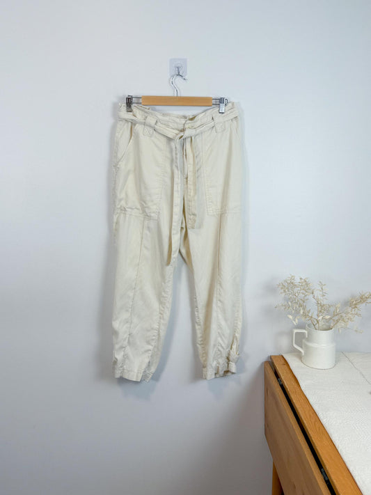 Banana Republic High Rise Cropped Cargo Pants in Cream (Size 12)