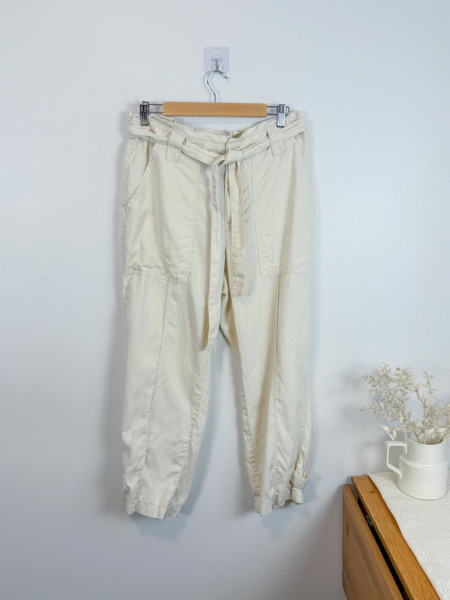 Banana Republic High Rise Cropped Cargo Pants in Cream (Size 12)