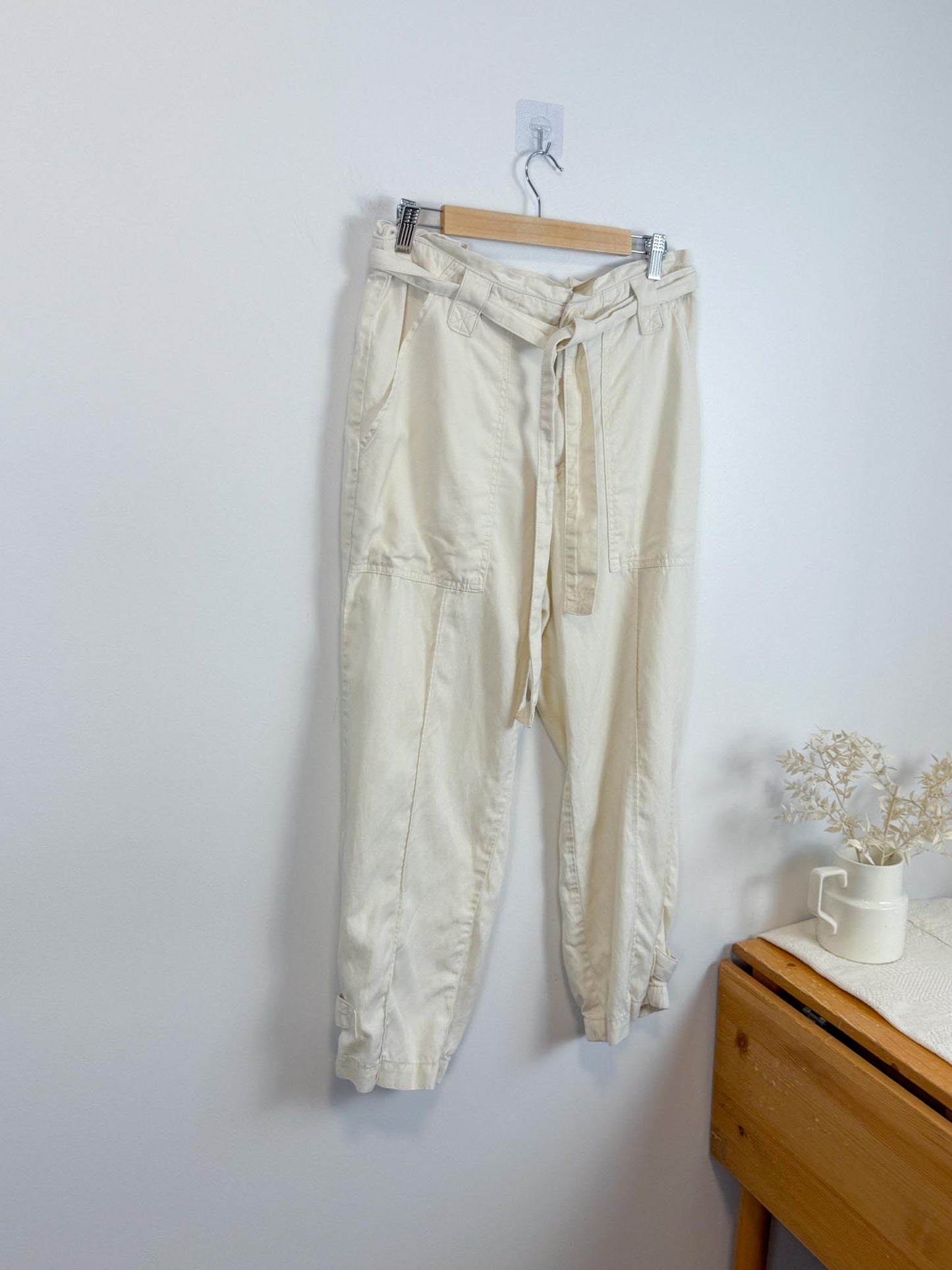Banana Republic High Rise Cropped Cargo Pants in Cream (Size 12)
