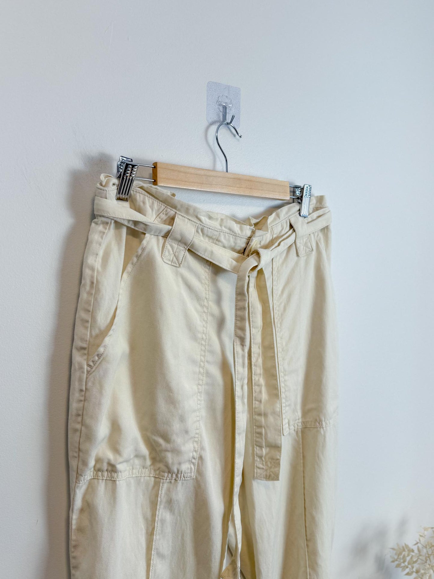 Banana Republic High Rise Cropped Cargo Pants in Cream (Size 12)
