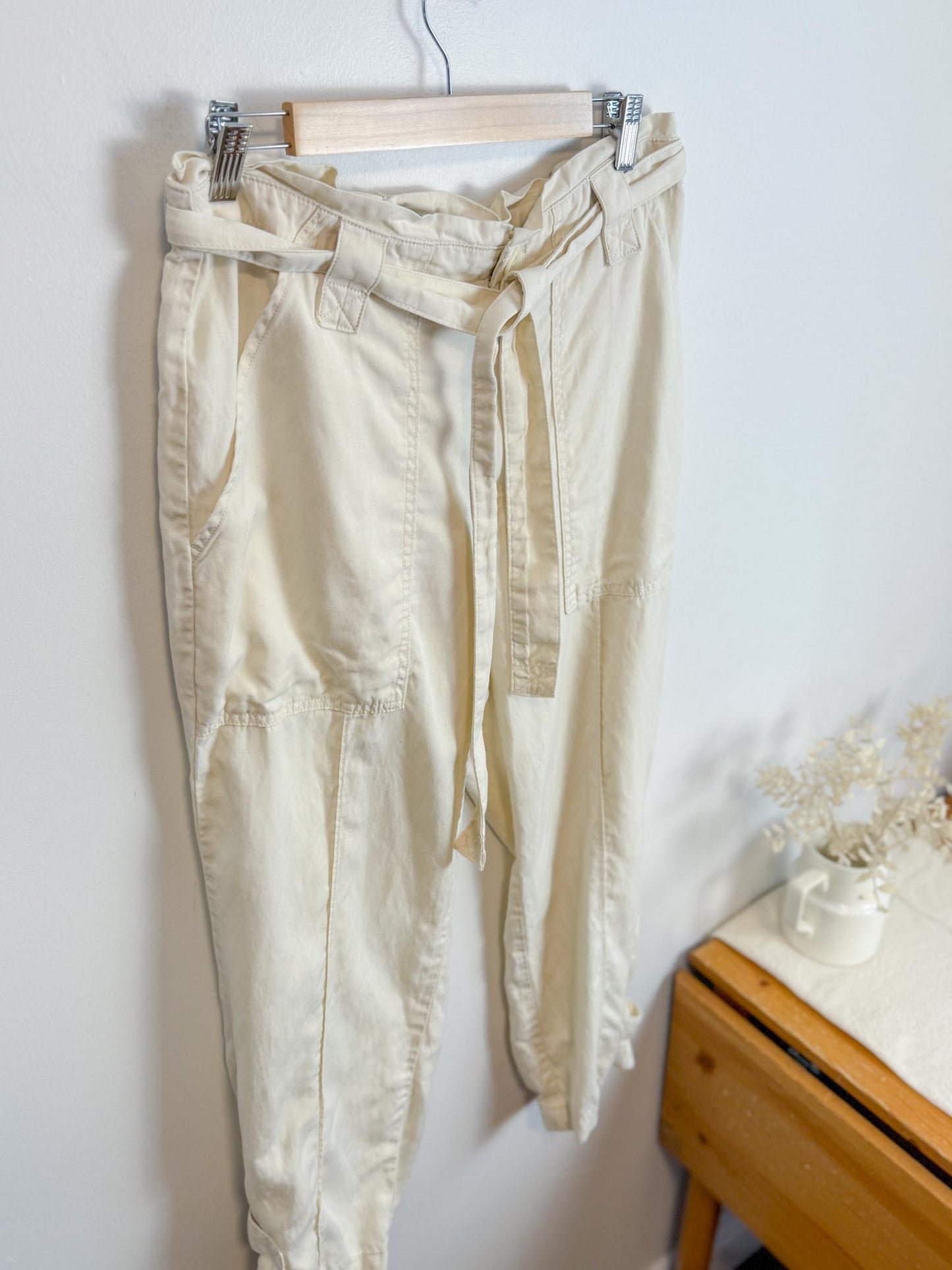 Banana Republic High Rise Cropped Cargo Pants in Cream (Size 12)
