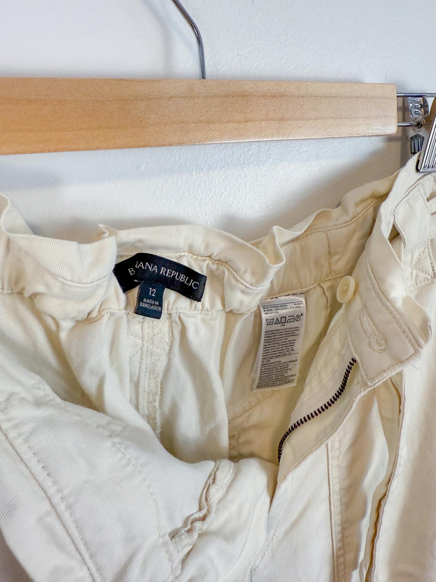 Banana Republic High Rise Cropped Cargo Pants in Cream (Size 12)