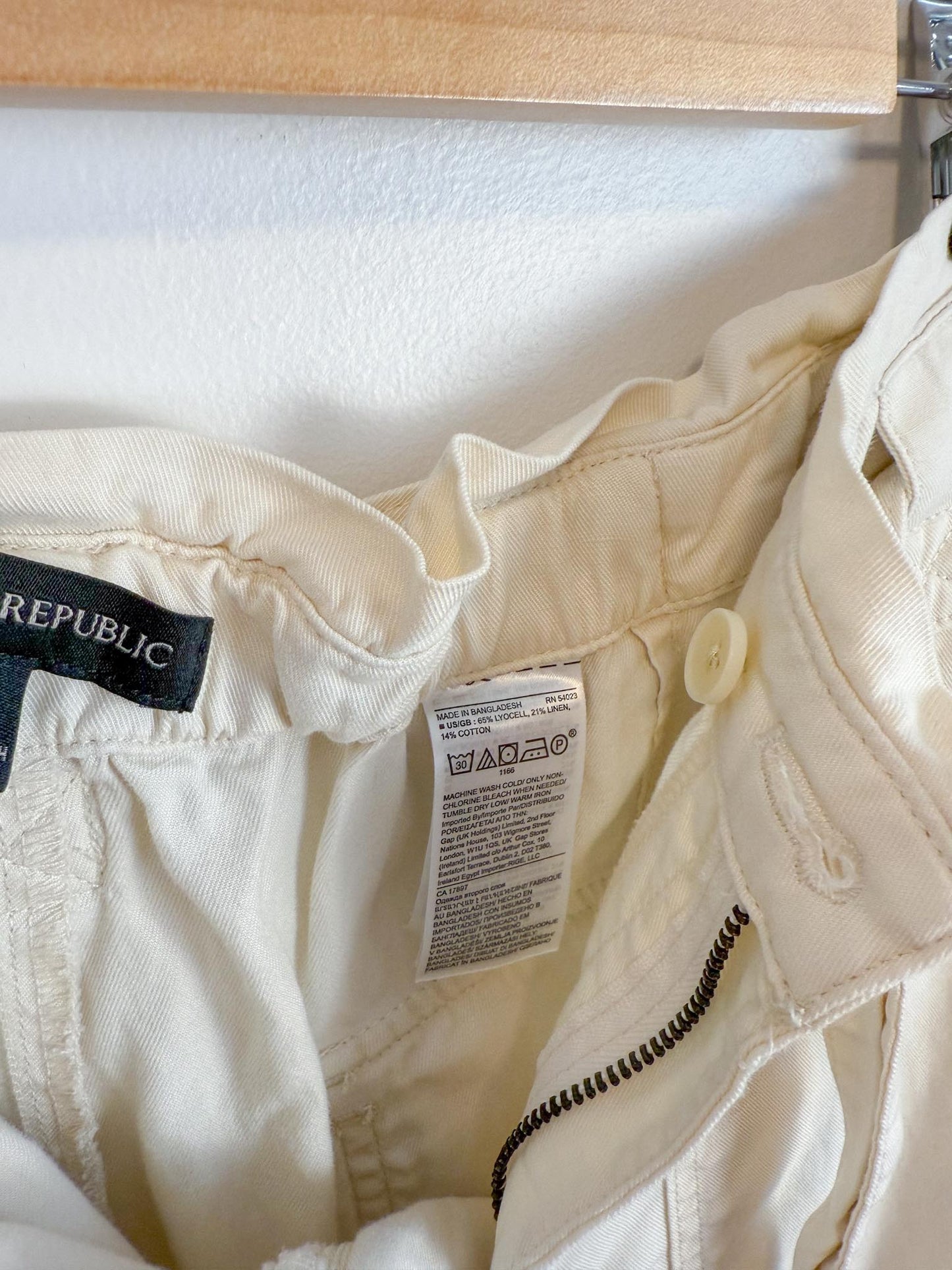 Banana Republic High Rise Cropped Cargo Pants in Cream (Size 12)