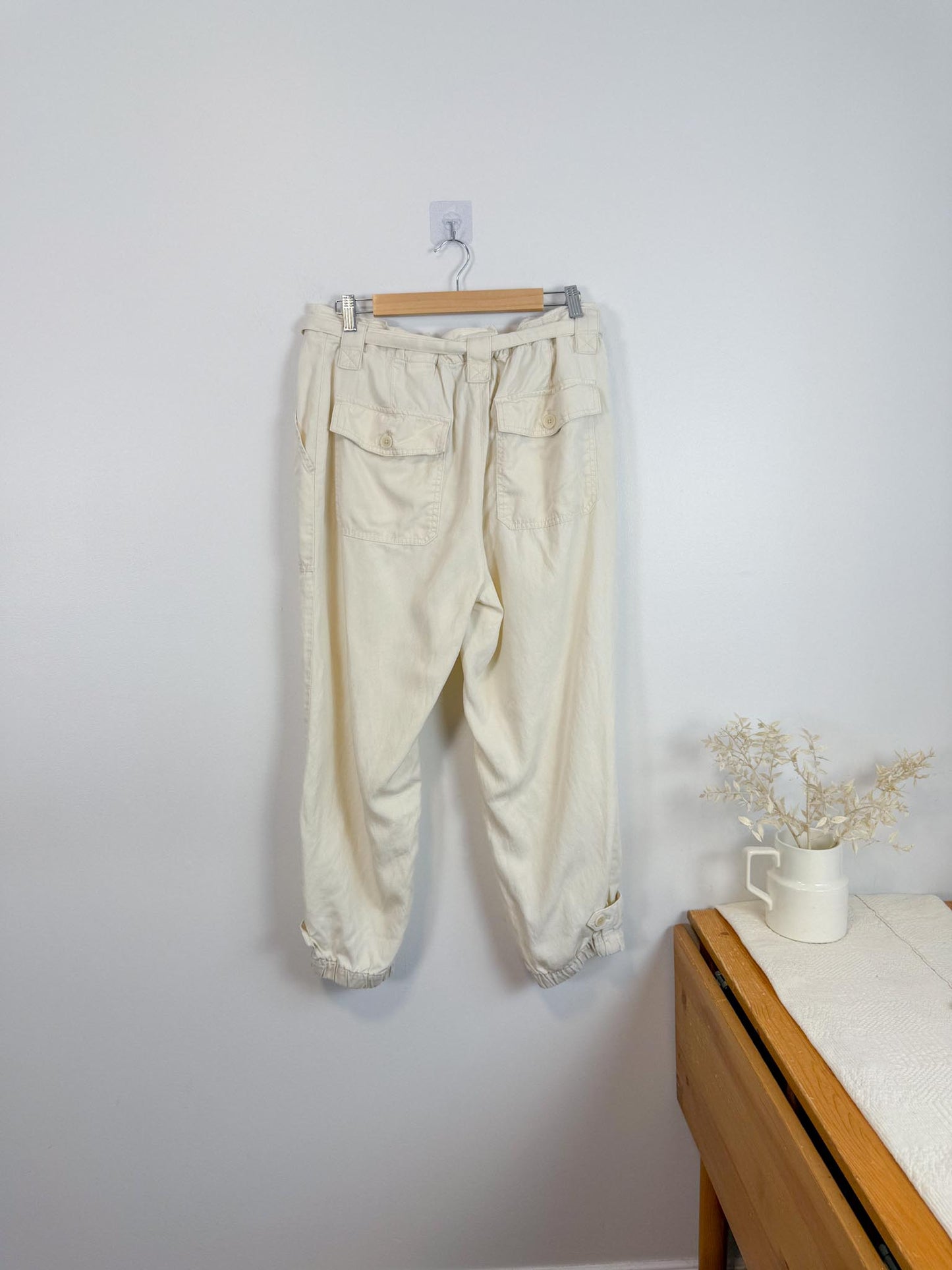 Banana Republic High Rise Cropped Cargo Pants in Cream (Size 12)