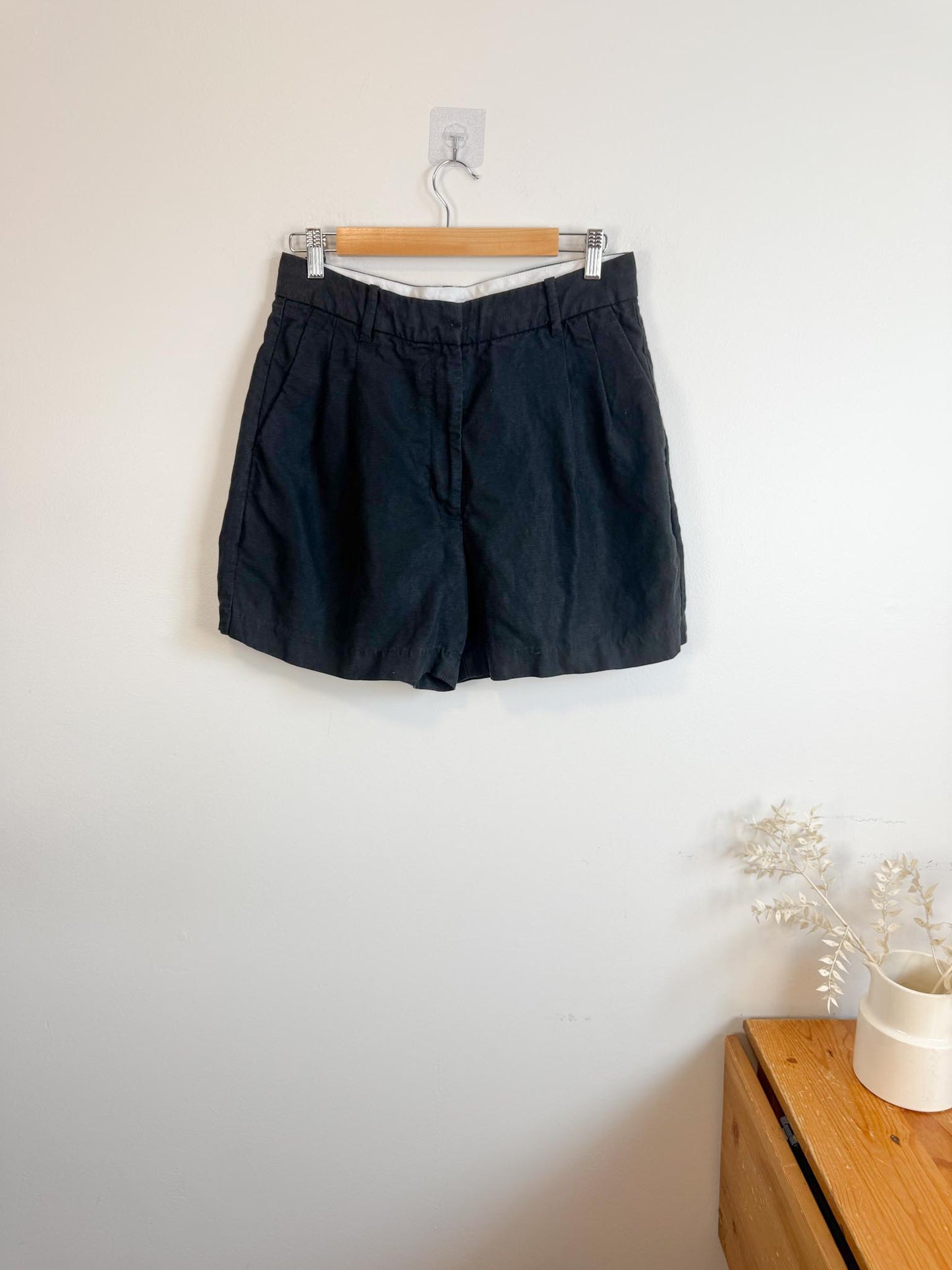 Wilfred "The Effortless Short™ in Black" (Size 8/10)