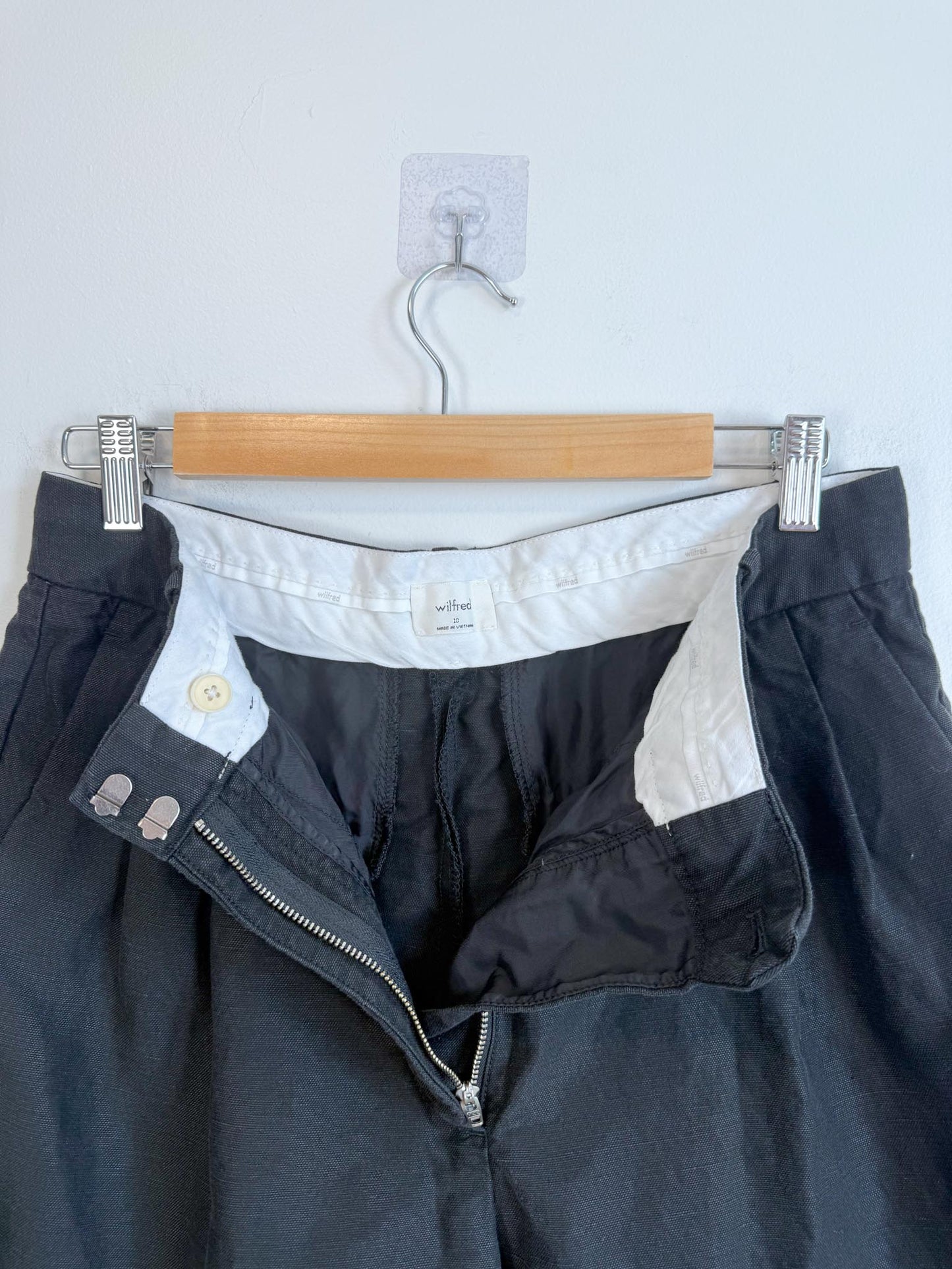 Wilfred "The Effortless Short™ in Black" (Size 8/10)
