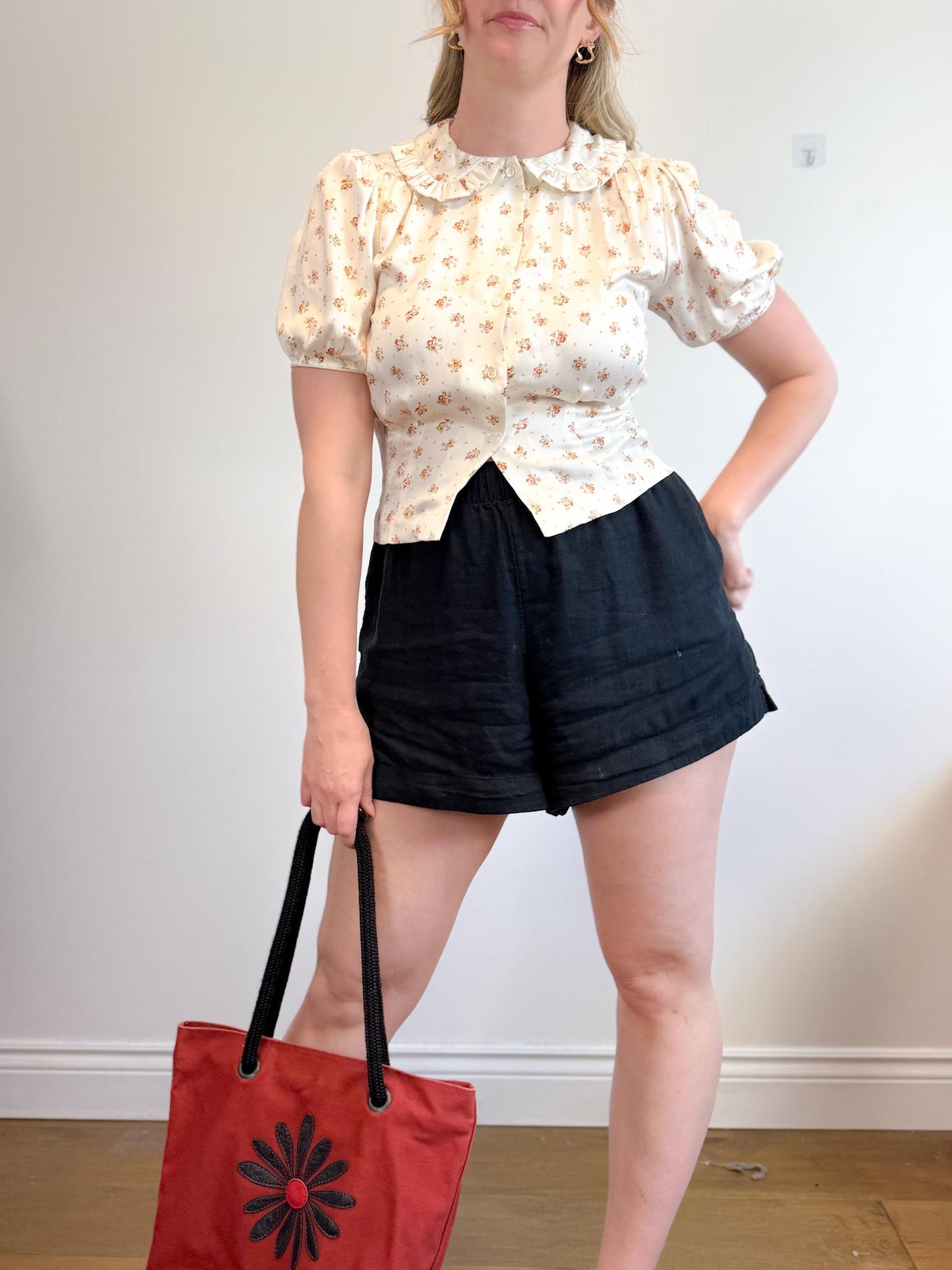 DOEN "Bel Ruffled Silk-charmeuse Blouse in Floral" (Size S)