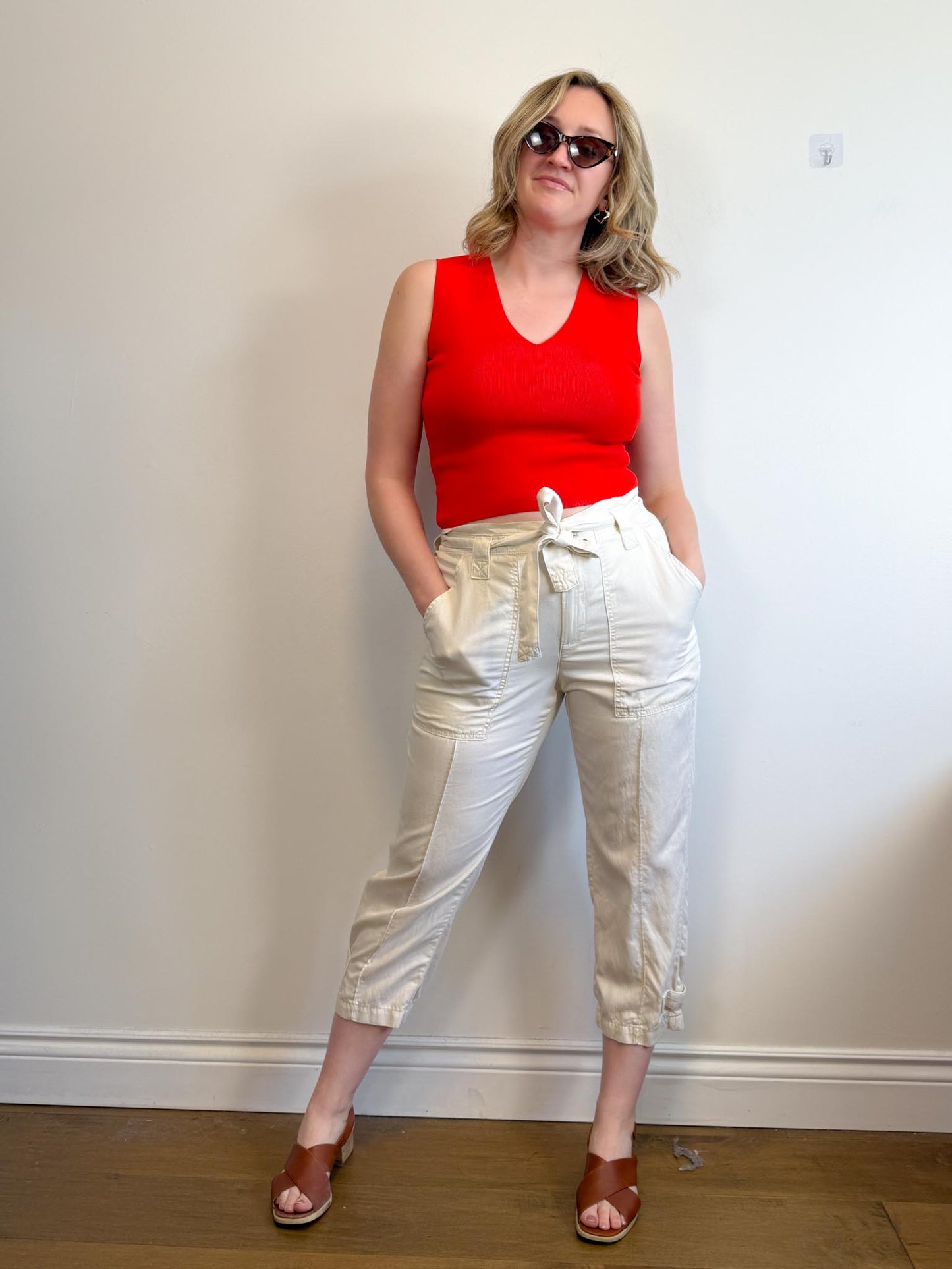 Banana Republic High Rise Cropped Cargo Pants in Cream (Size 12)