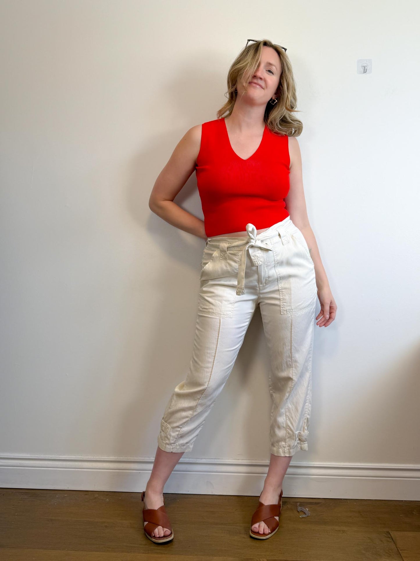 Banana Republic High Rise Cropped Cargo Pants in Cream (Size 12)