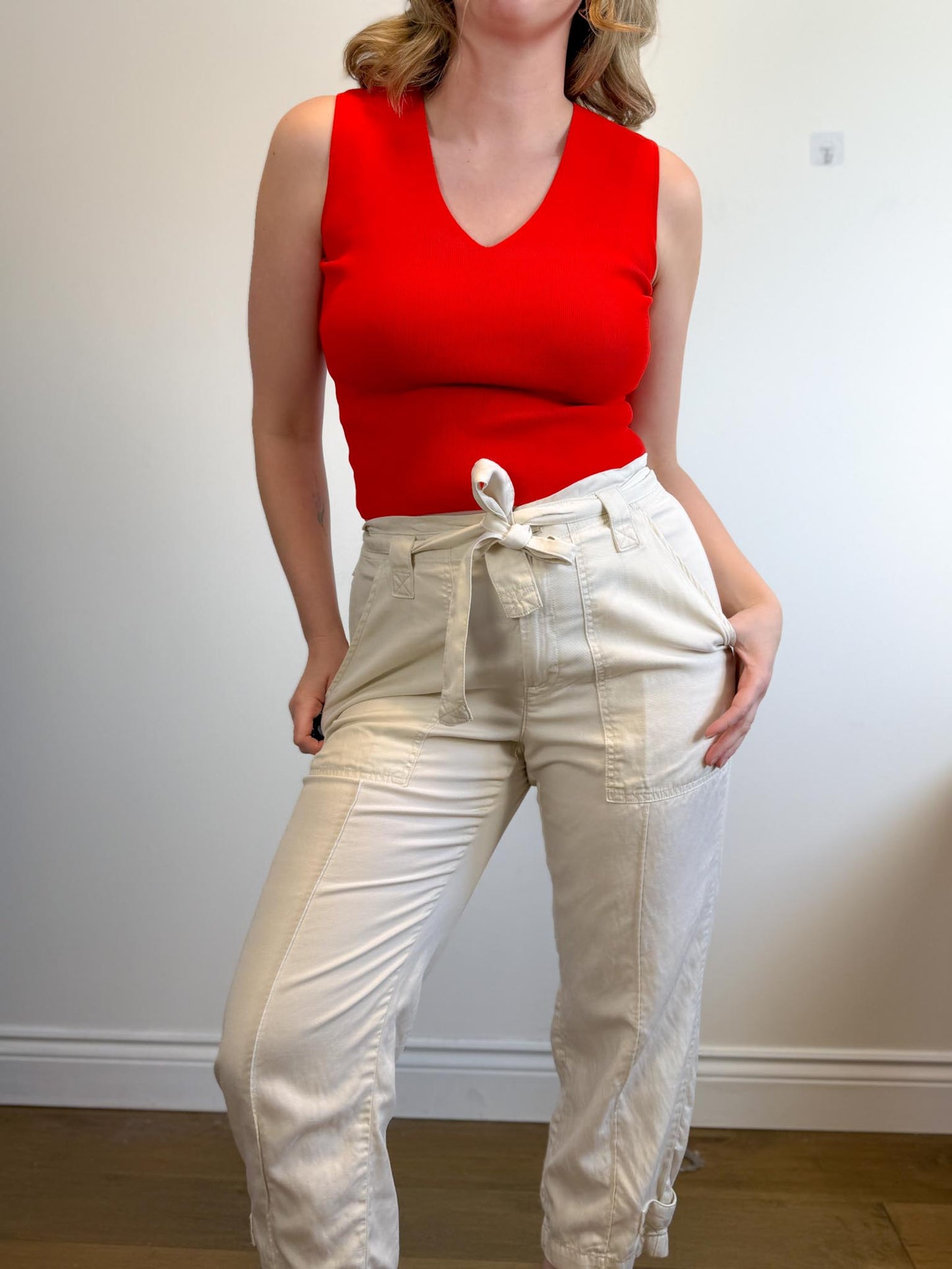 Banana Republic High Rise Cropped Cargo Pants in Cream (Size 12)
