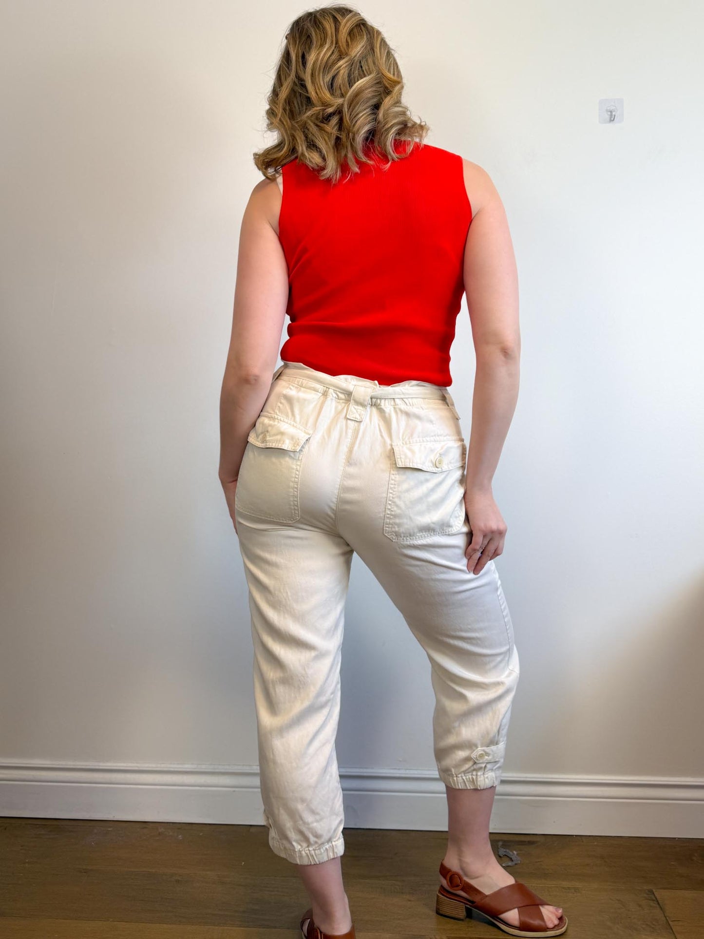 Banana Republic High Rise Cropped Cargo Pants in Cream (Size 12)